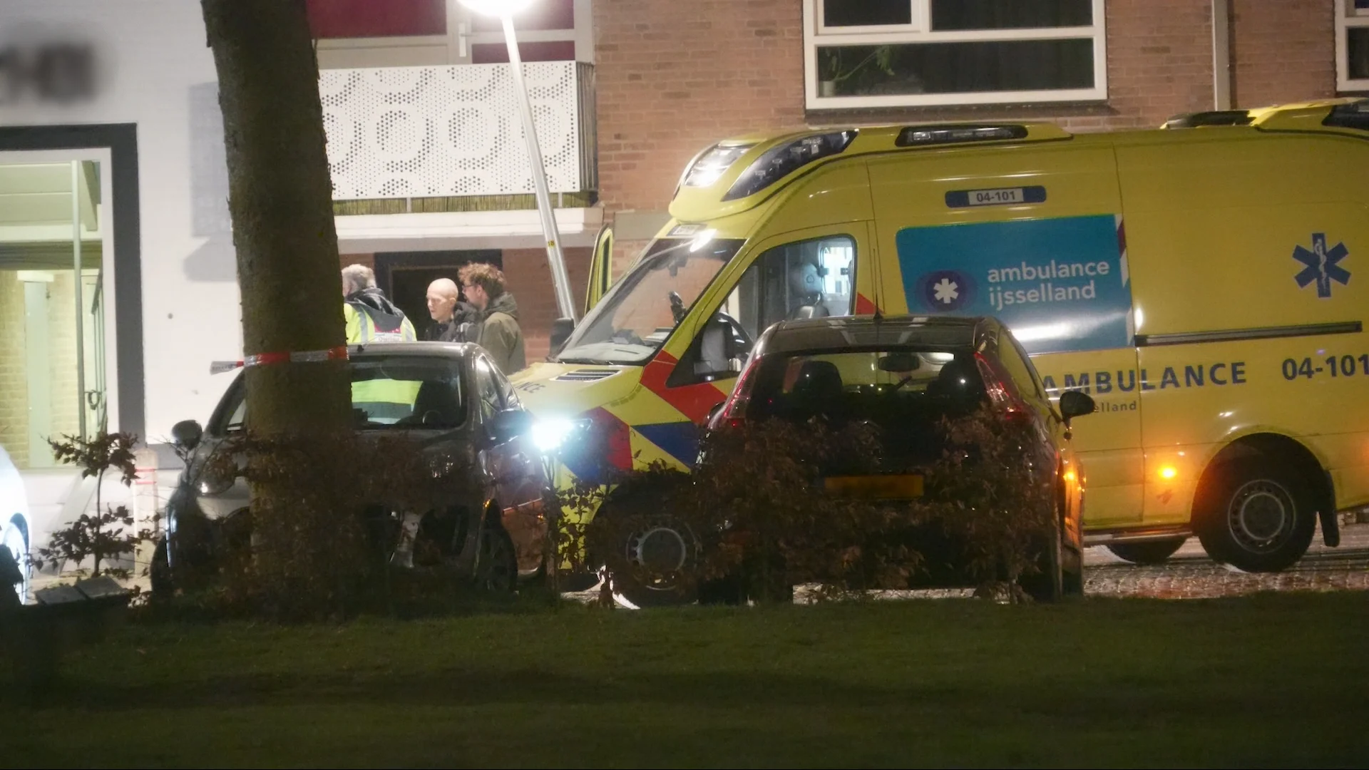 Zes woningen ontruimd door brand in portiekflat in Zwolle