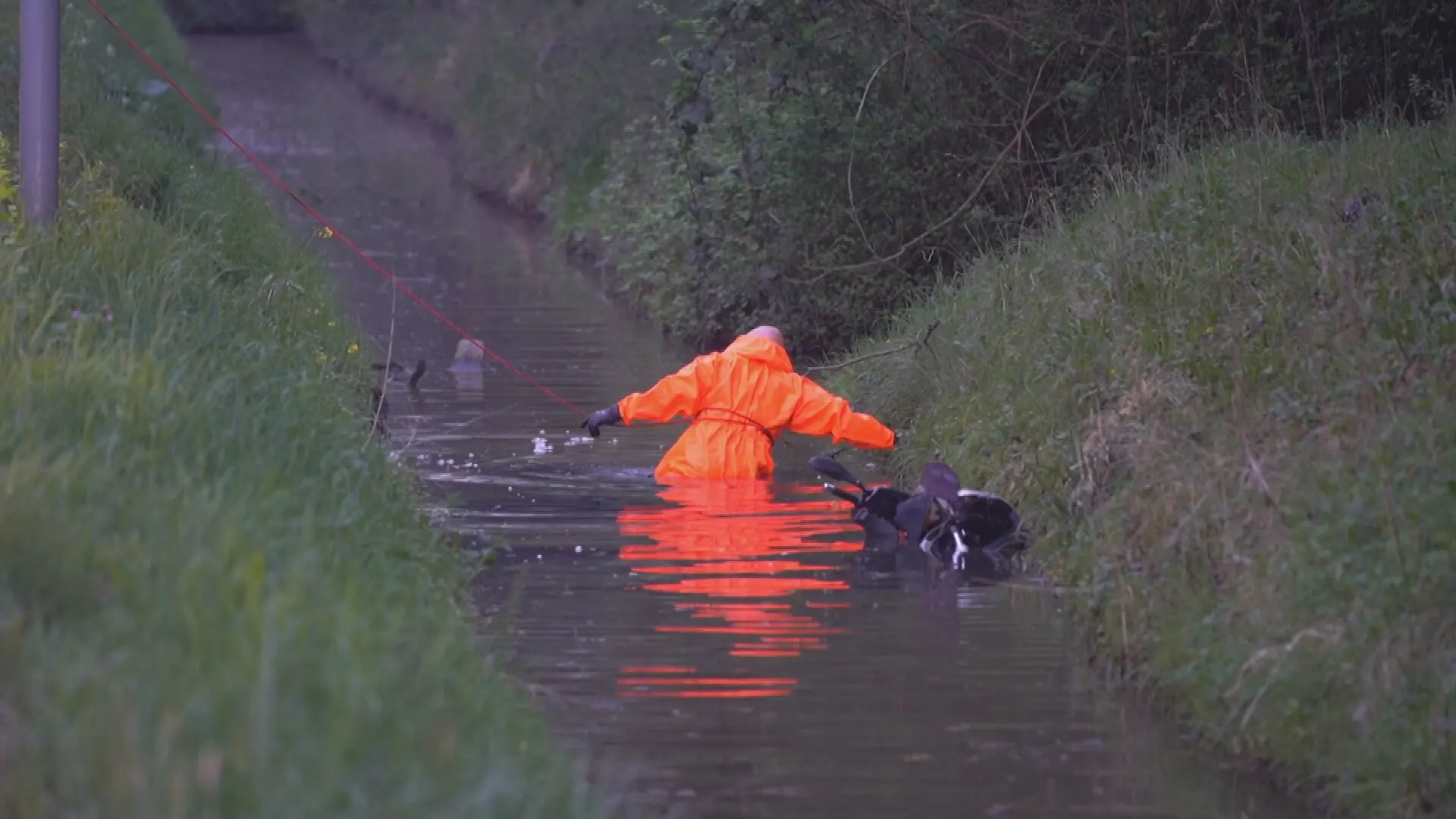Scooterrijder (32) belandt in Rotterdamse sloot en overlijdt