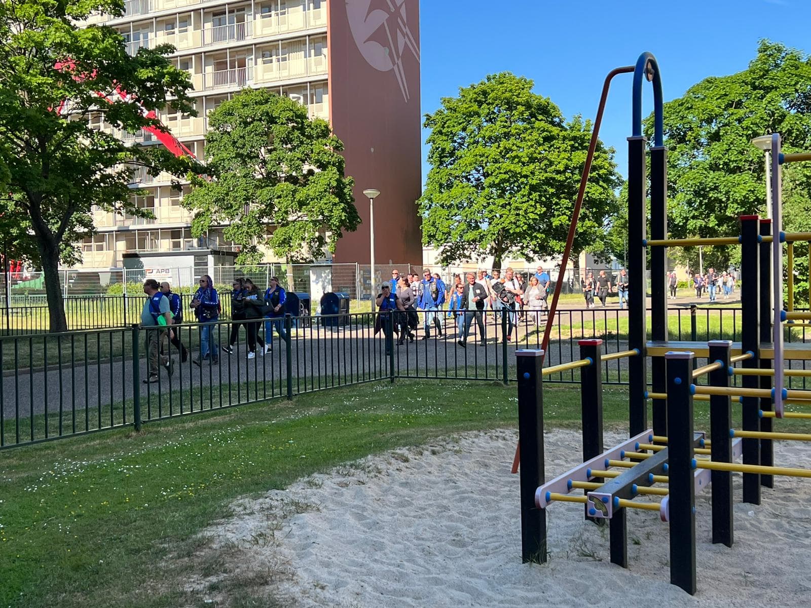 Tientallen vrijwilligers kammen buurt uit op zoek naar vermiste Gino (9) 