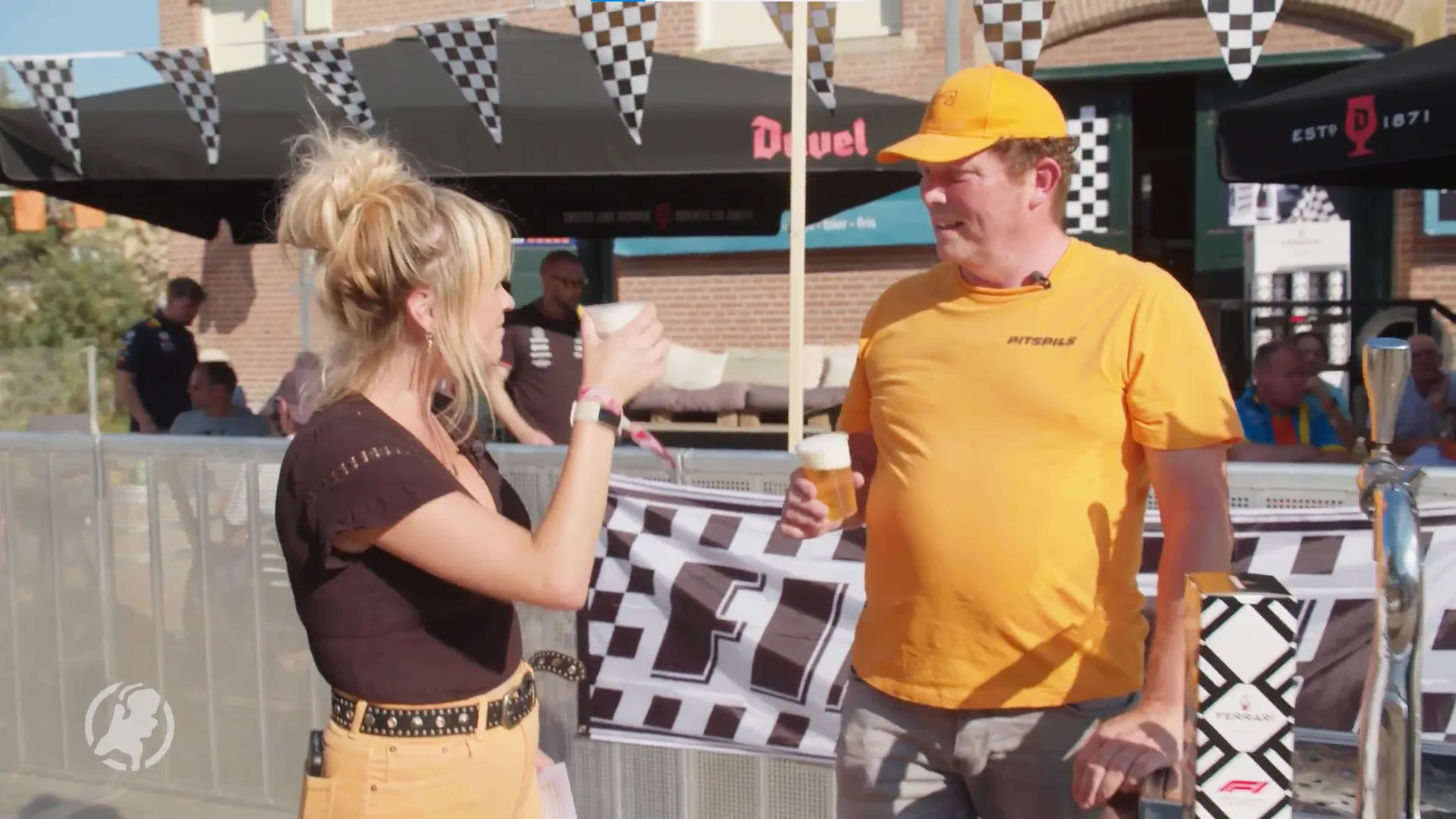 Sylvana proeft de speciale pitspils van Marcel: 'Ik mocht 'm overhandigen aan Max Verstappen'