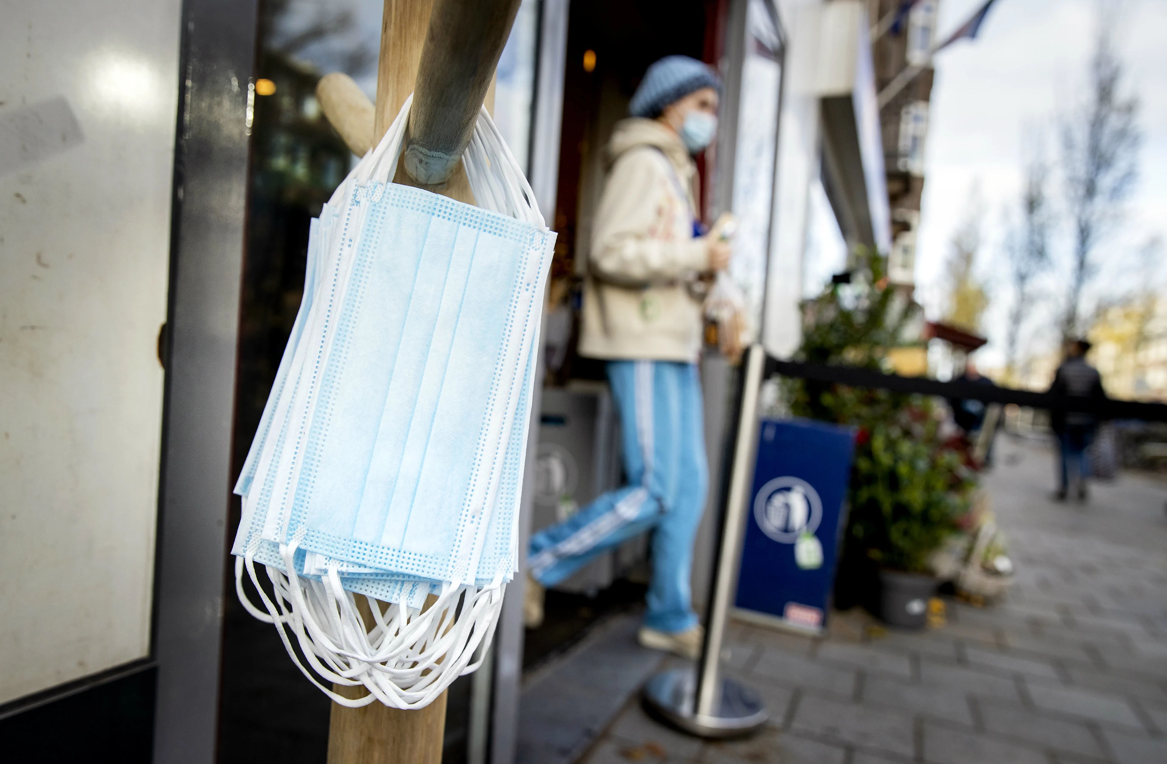 Mondkapweigeraar (42) opgepakt na bedreiging winkelbeveiligers