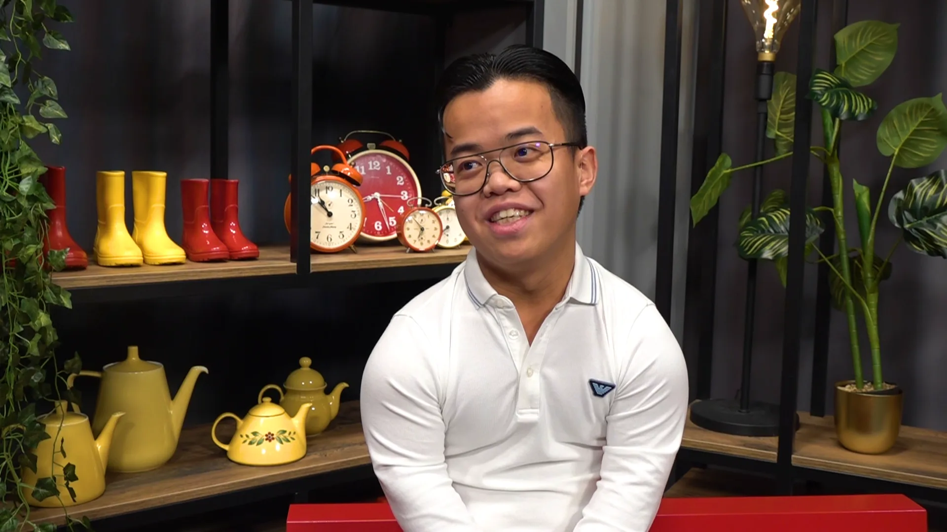 Joey is 1.24 meter en laat zien hoe hij fietst, traploopt en poept