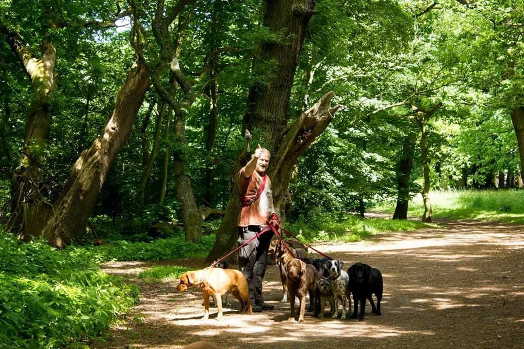 Hagenees Roger runt al jaren uitlaatservice: 'De honden gaan vies naar huis'