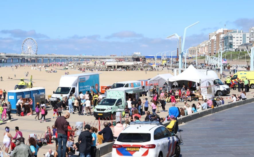 Man vliegt in brand op strand Scheveningen, meerdere gewonden 