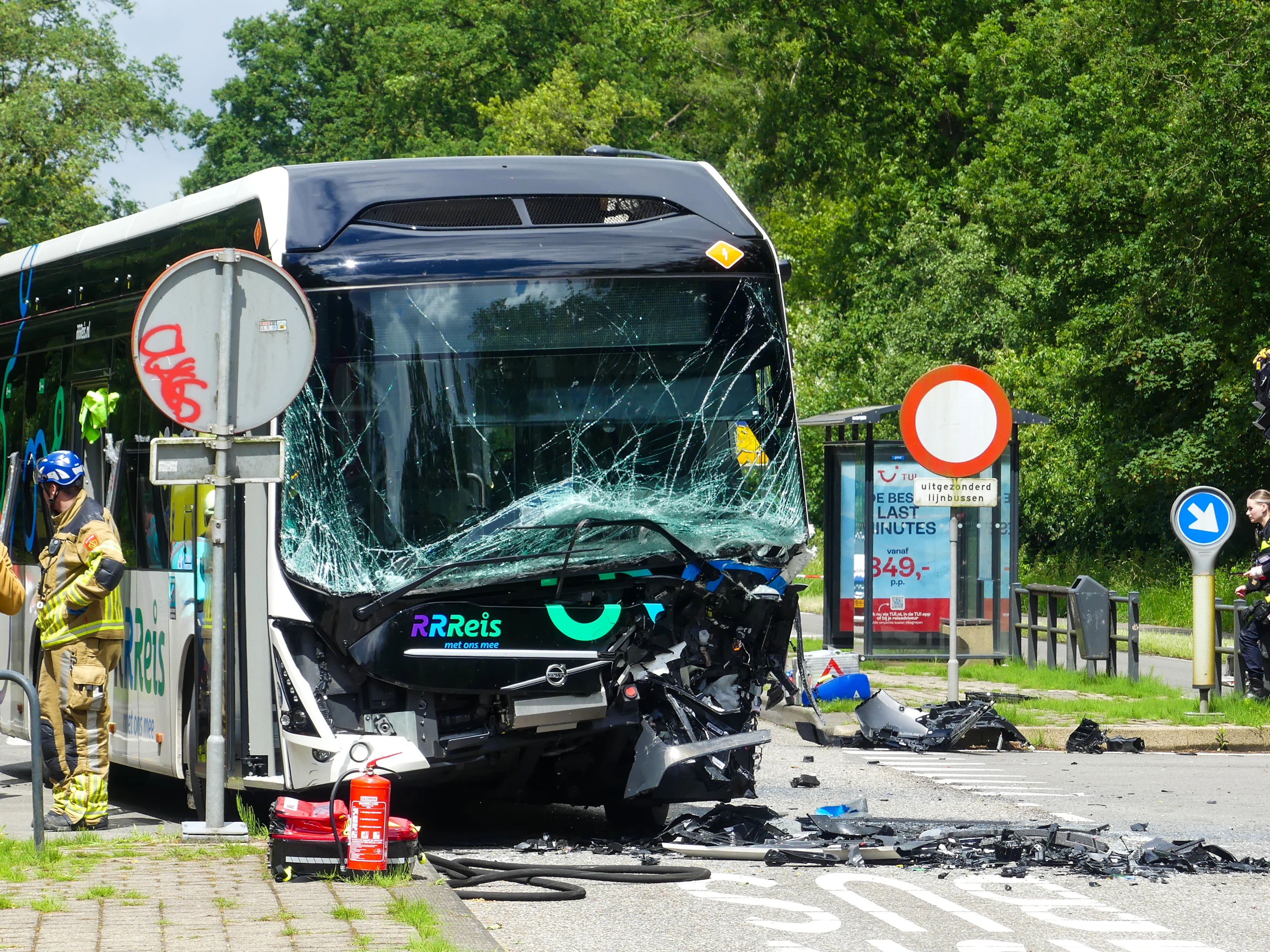 Lijnbus en auto botsen op elkaar in Hengelo, meerdere gewonden