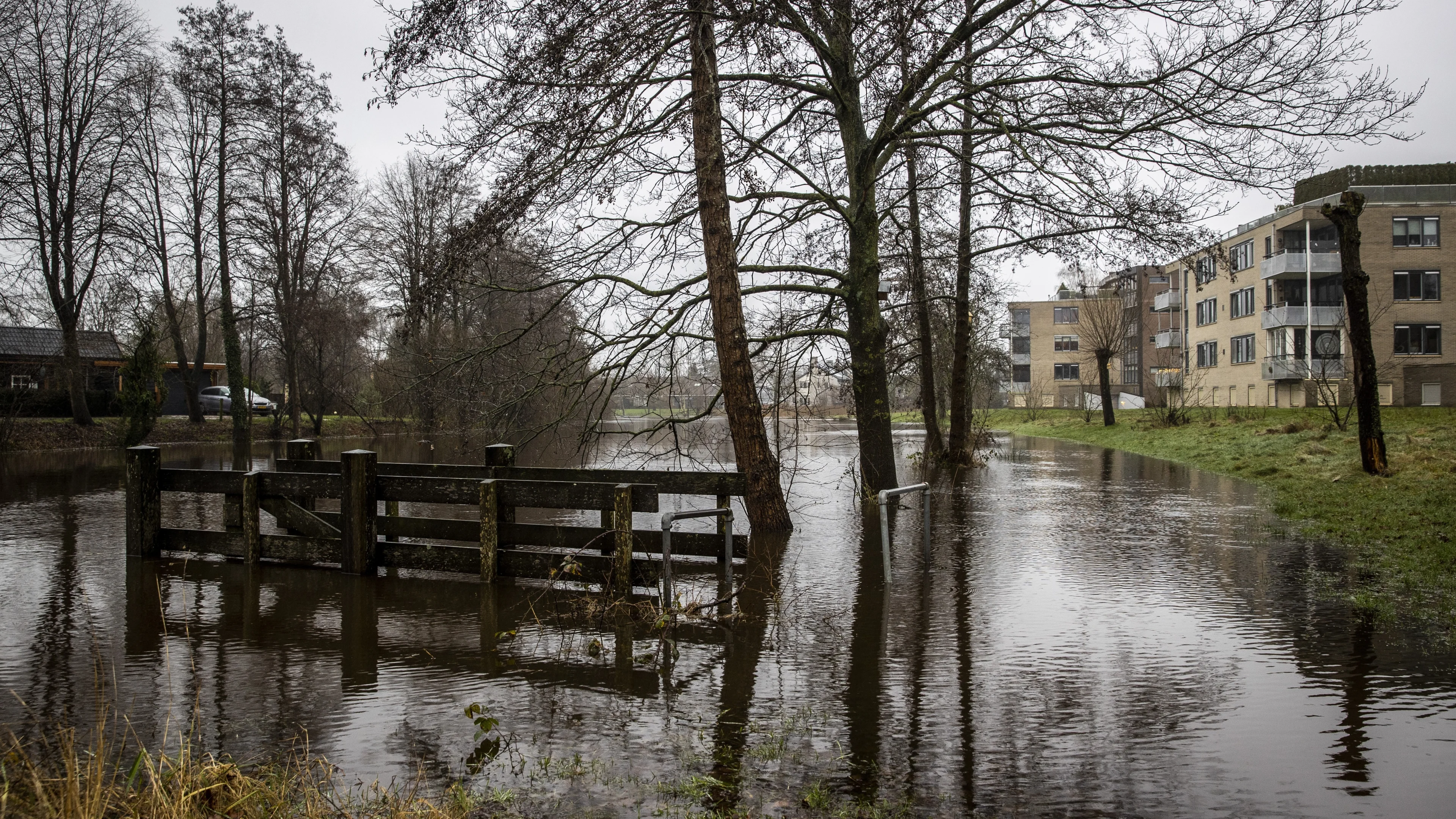Rivieren treden nog meer buiten de oevers, wegen afgezet