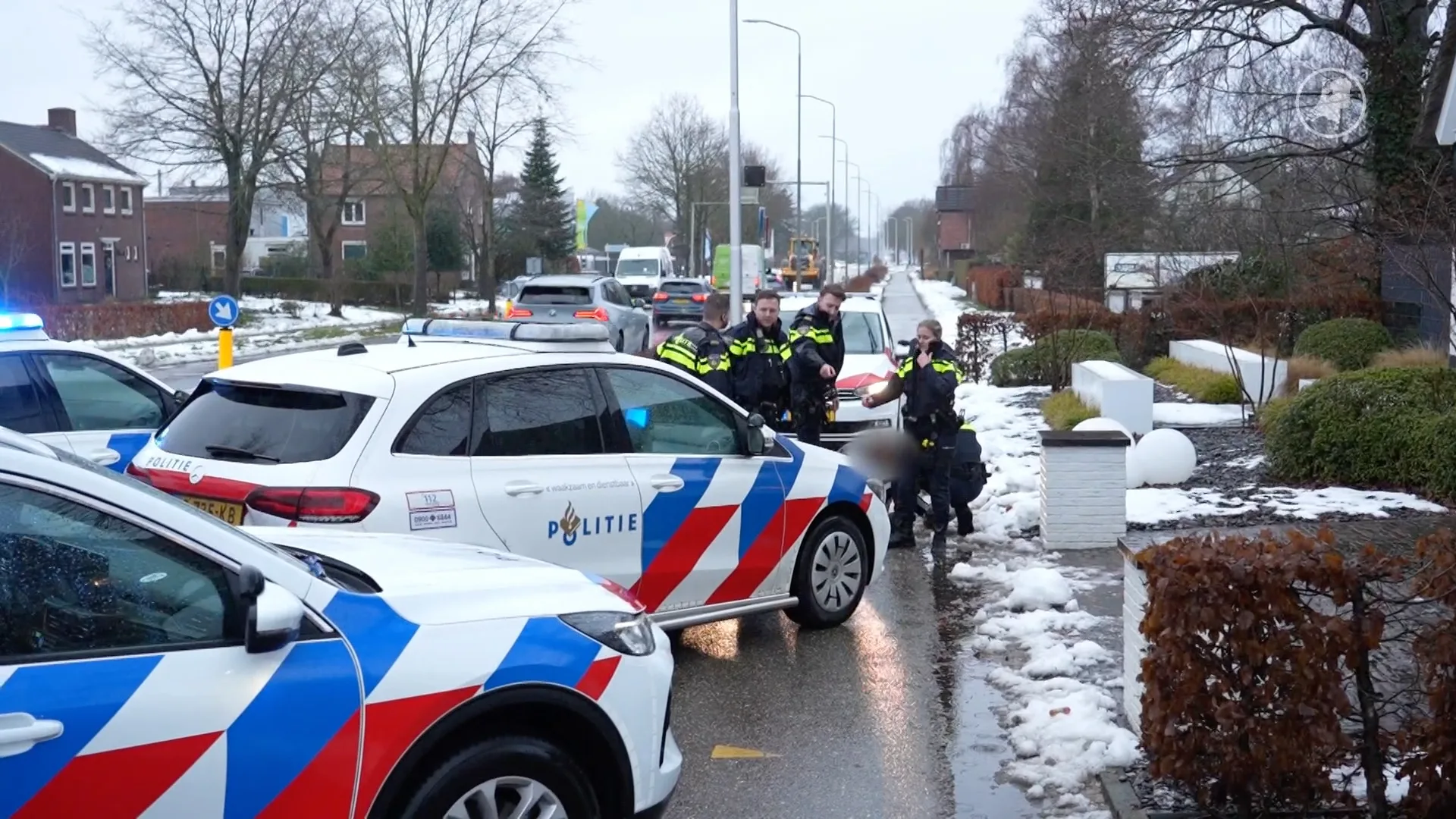 Gestrande automobilisten in Hulten vallen agent aan die hen wilde helpen