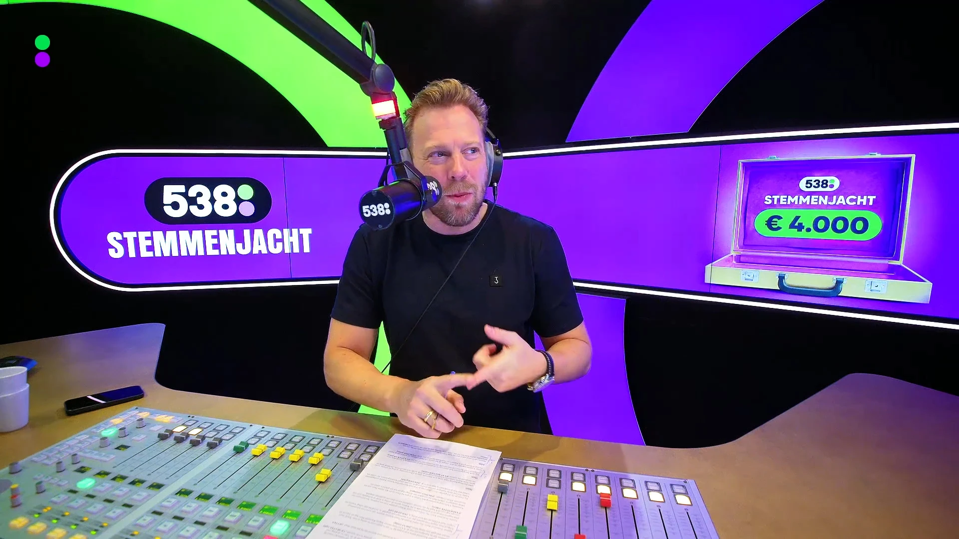 Het kleinste stembureau van Nederland: huiselijk, gezellig en met taart