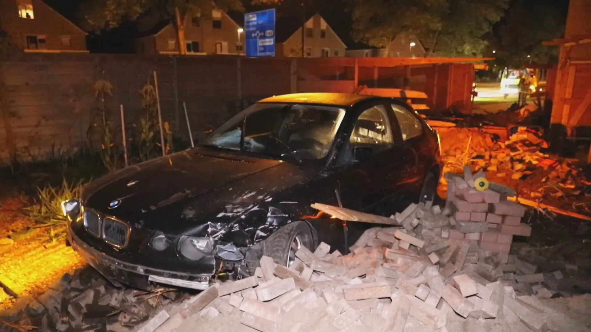 Bizarre crash: auto raakt van weg, ramt schutting en muur en eindigt in Theo's tuin
