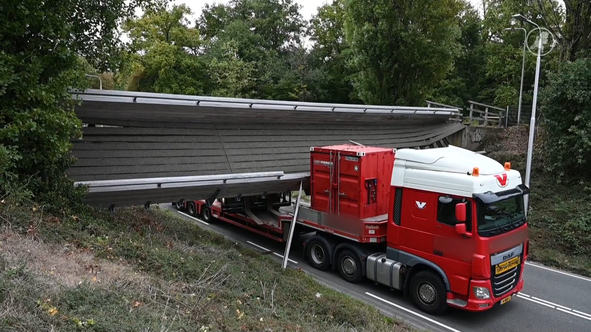 Vrachtwagen botst tegen Tilburgse loopbrug, voetganger bekneld