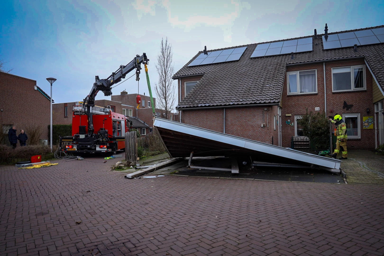 Albert Heijn-busje botst tegen carport, bezorgt auto-eigenaar flinke schrik