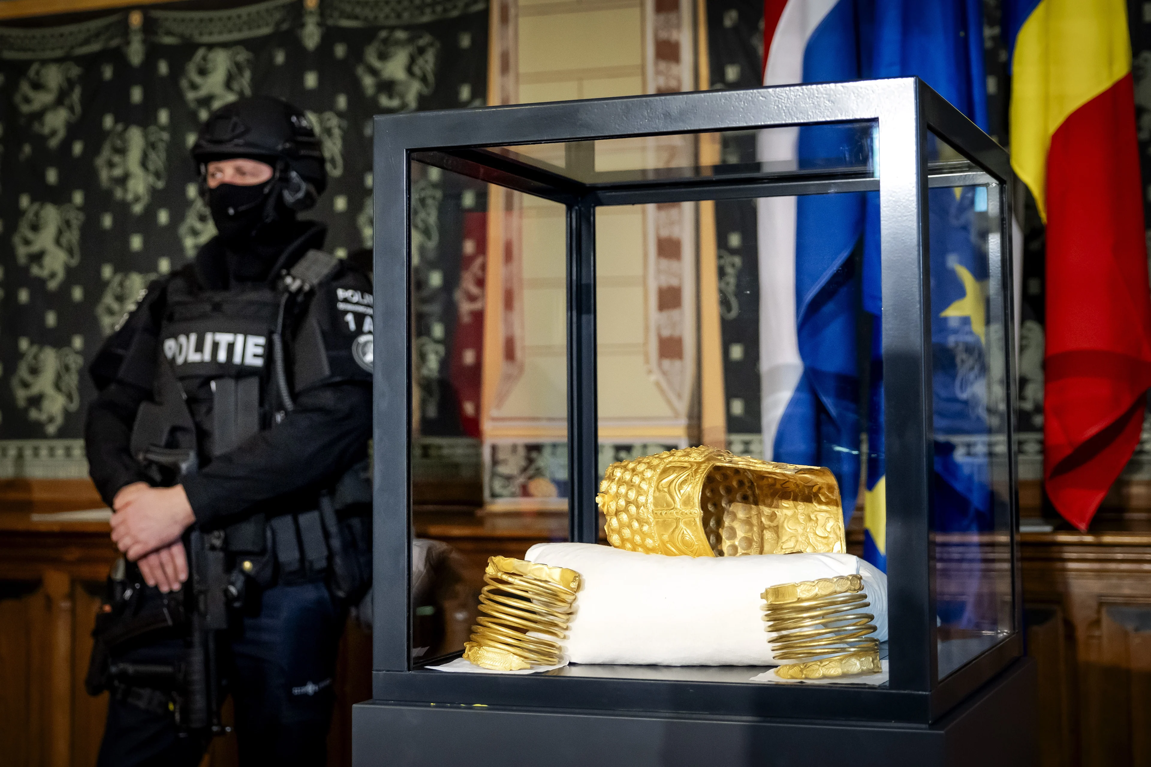 Gestolen gouden helm en armbanden teruggevonden na roof uit Drents Museum