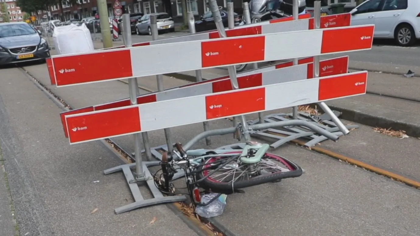 Fietser en motorrijder botsen op elkaar in Den Haag, beiden gewond