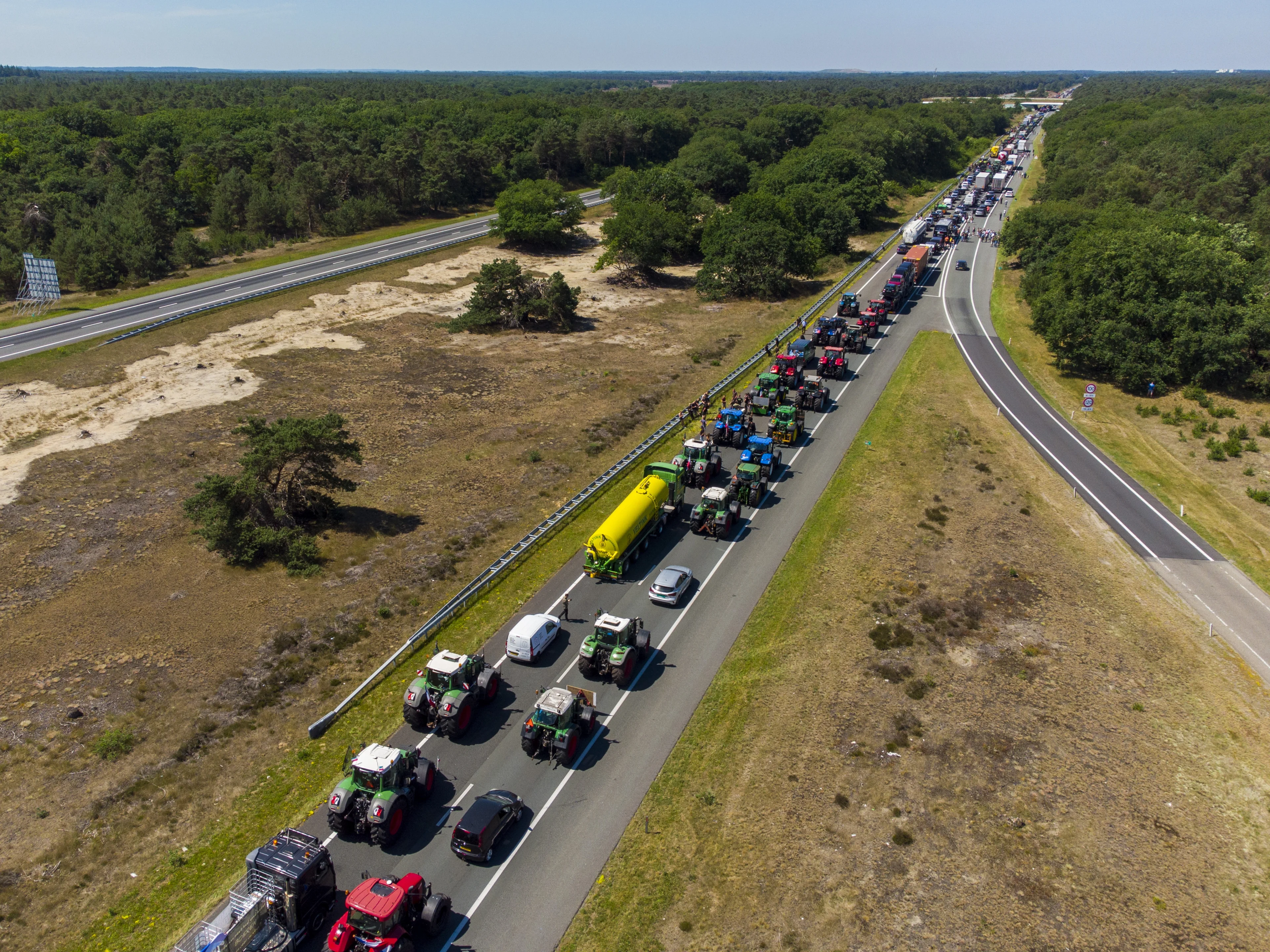 Boeren massaal weer de weg op na protest, A6 bij Emmeloord geblokkeerd