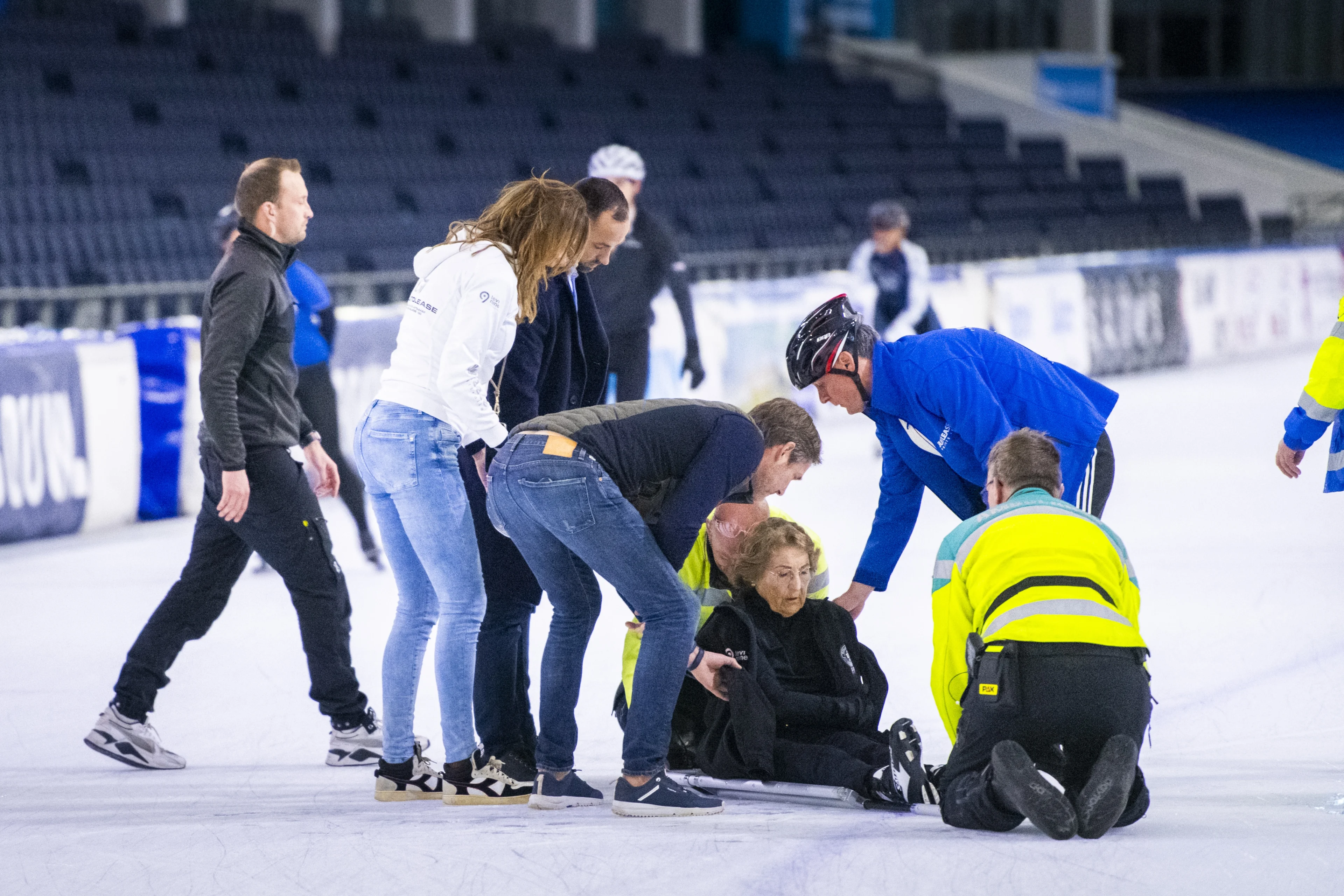 Prinses Margriet naar ziekenhuis na val op ijs in Thialf
