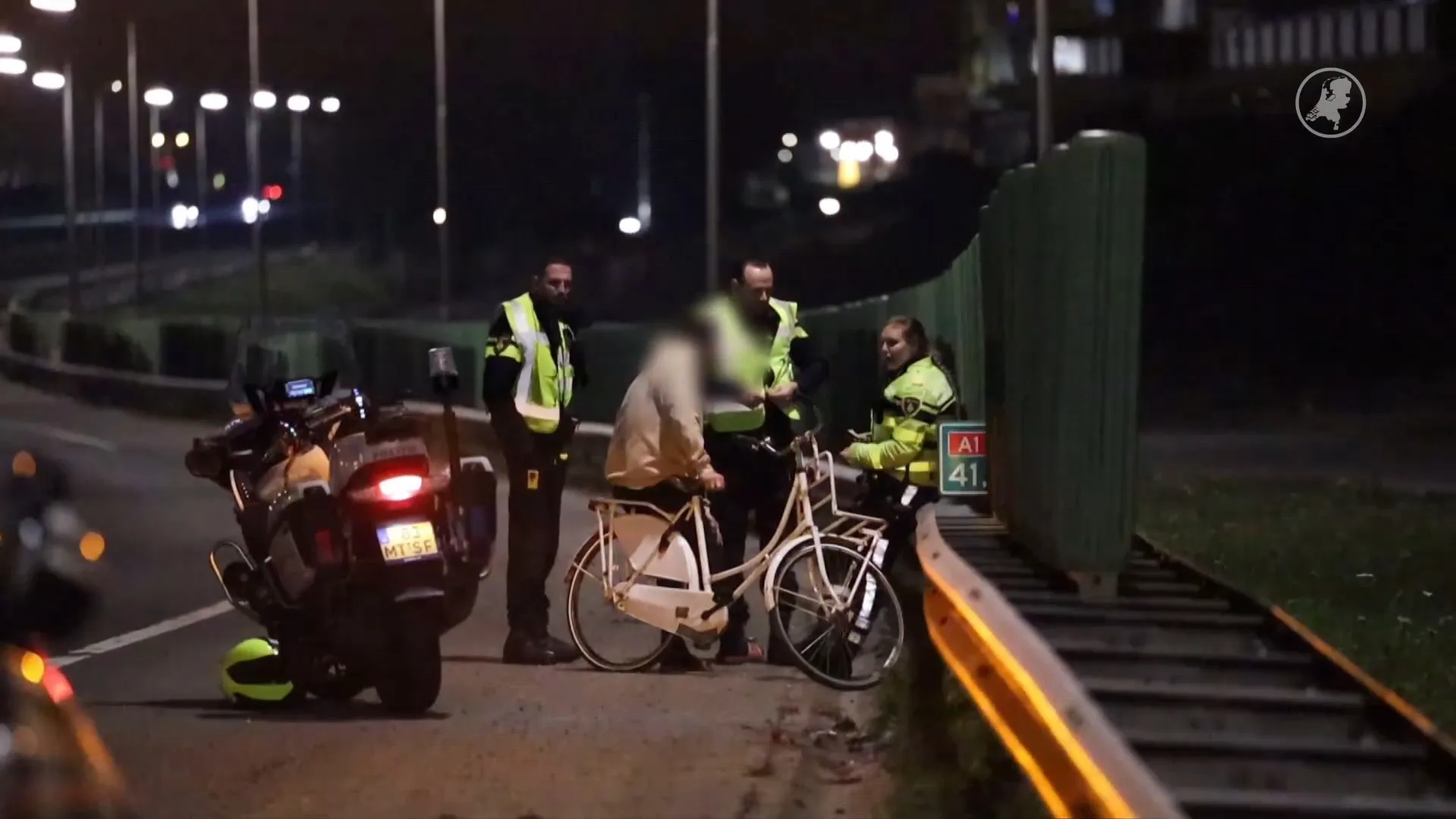 Politie haalt fietser van snelweg A1 bij Amersfoort