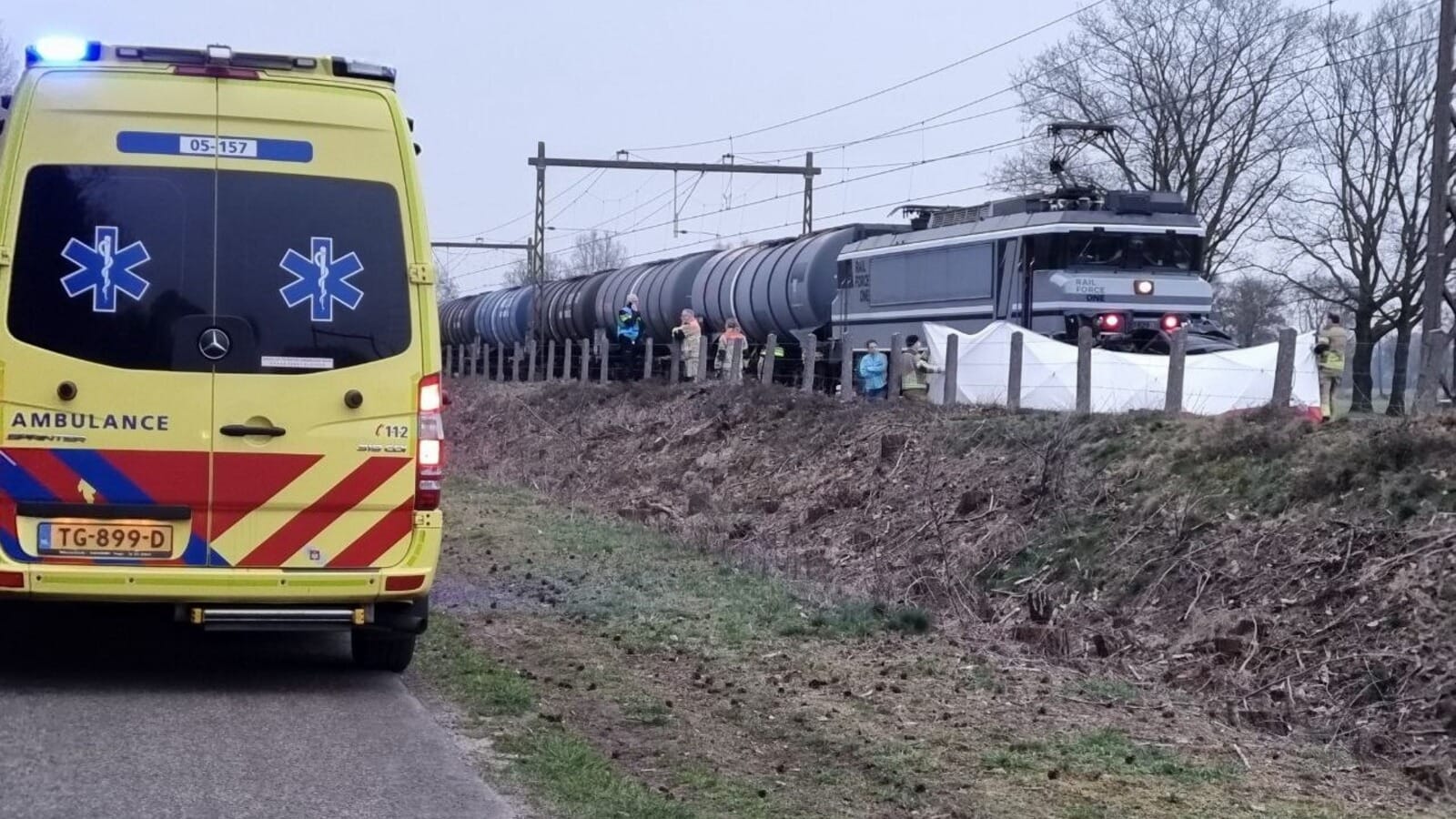 Goederentrein rijdt in op busje bij onbewaakte spoorwegovergang
