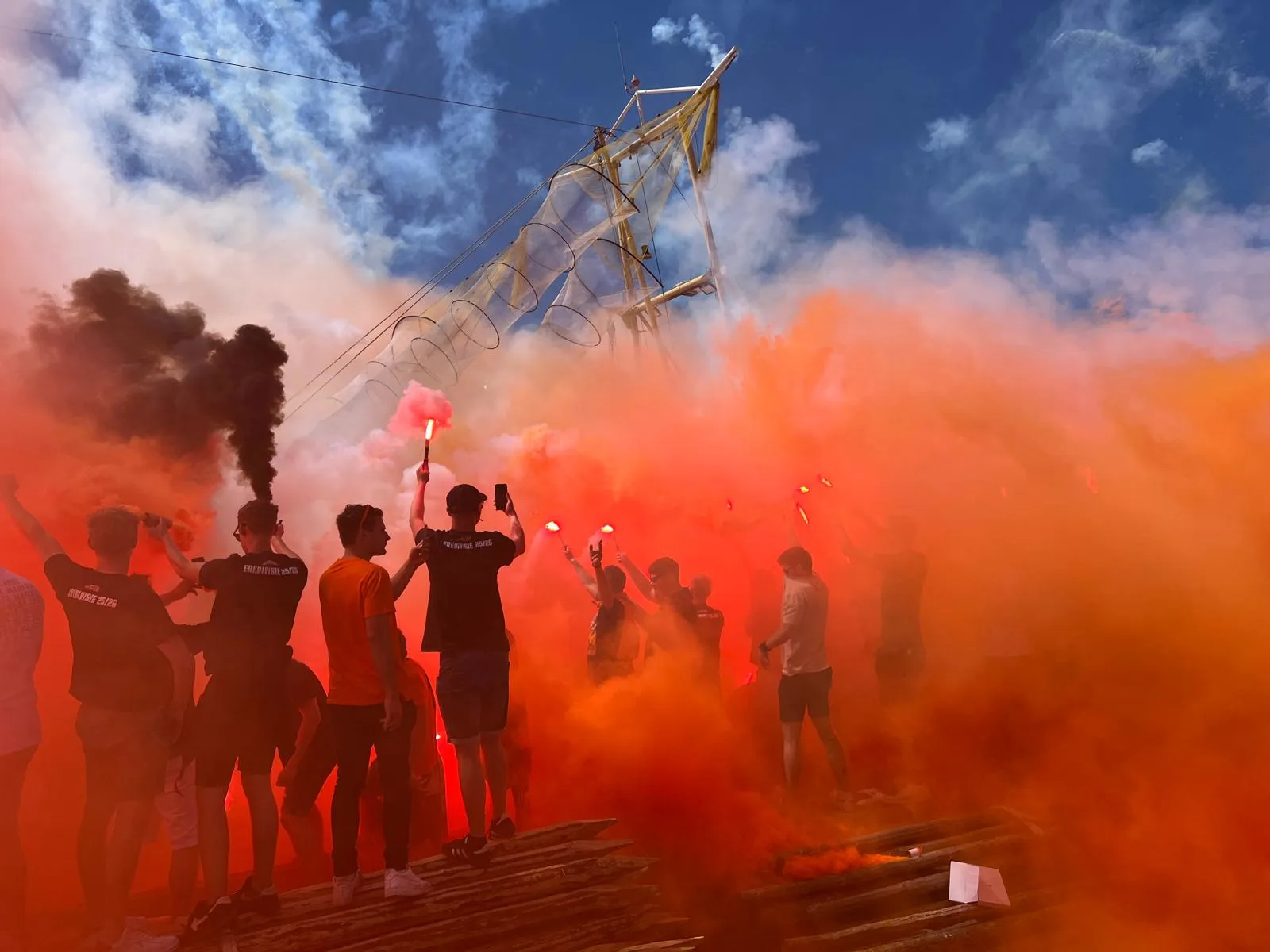 ZIEN: Groot oranje-feest in Volendam vanwege kampioenstitel voetbalclub