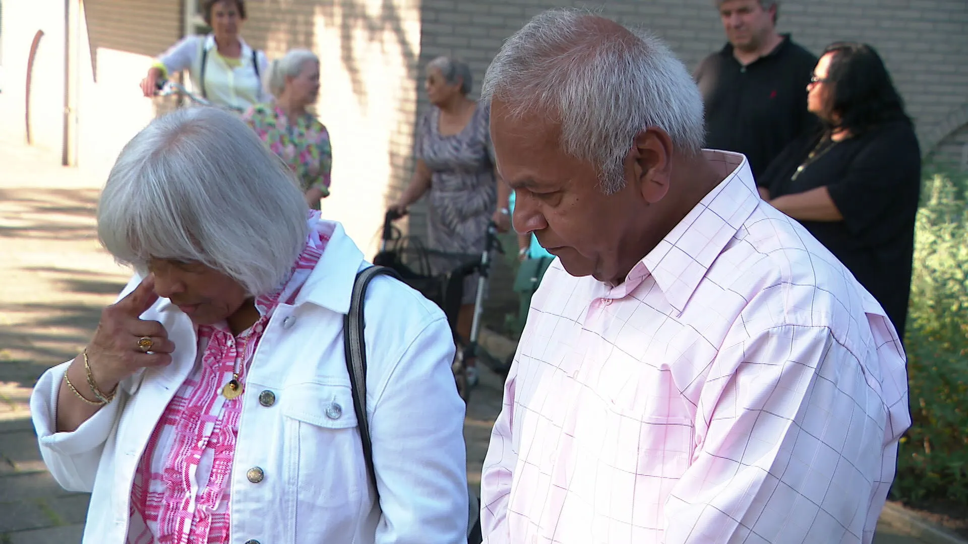 Familieleden onthullen gedenksteen voor bruut vermoorde Rinia Chitanie