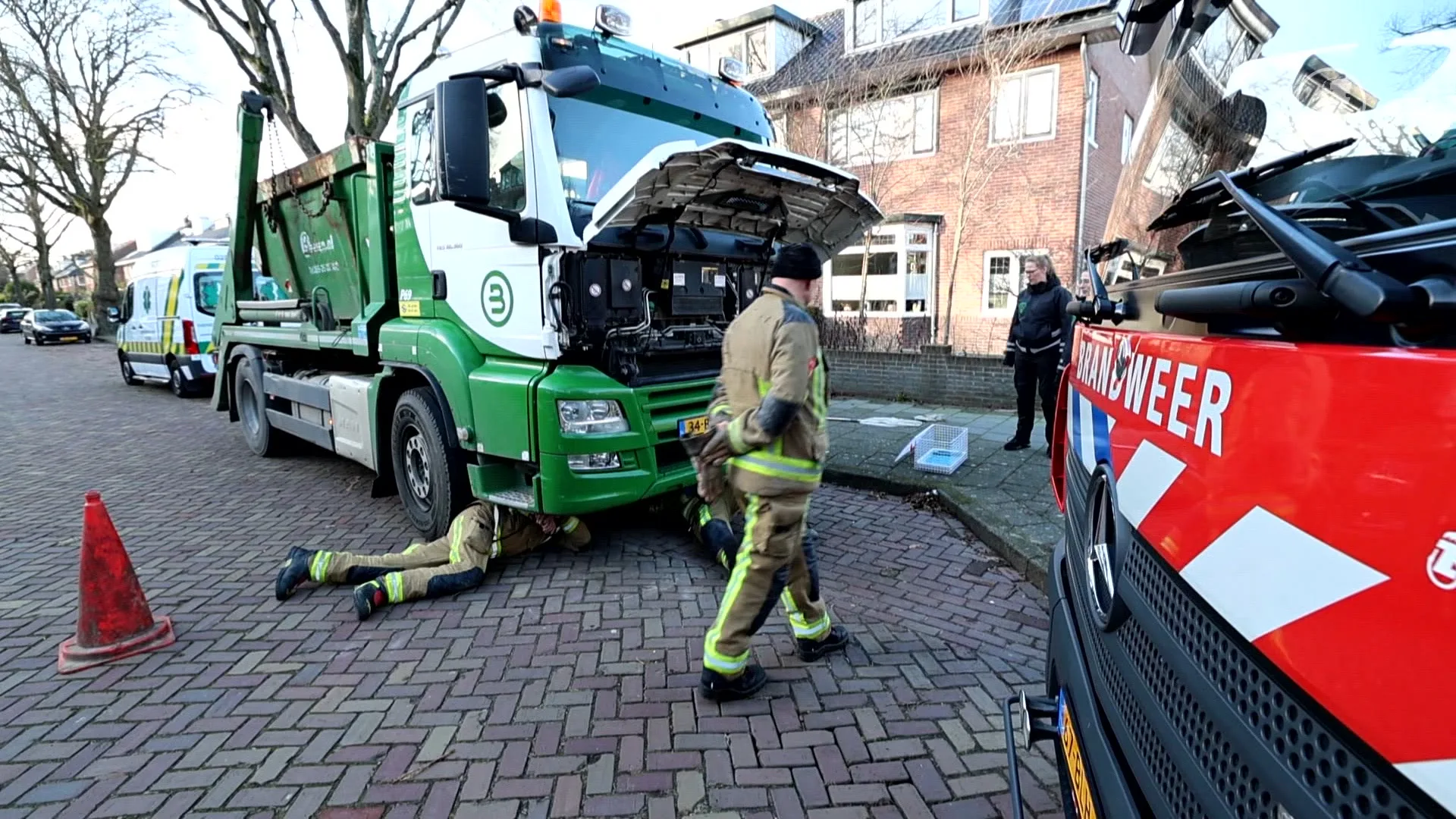 Brandweer redt kat onder vrachtwagen vandaan