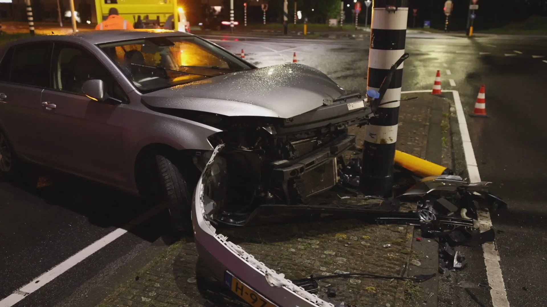 Wegpiraten redden lachgasflessen uit auto na crash Rijswijk