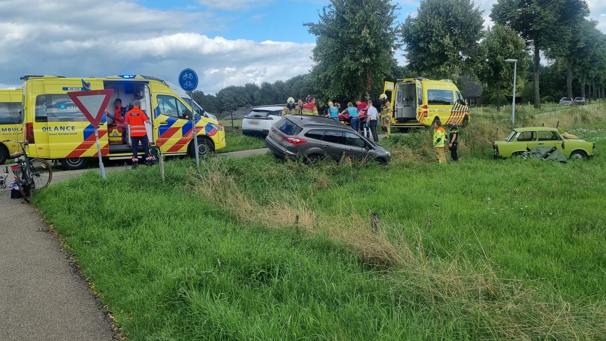 Auto's botsen op elkaar, drie mensen op naastgelegen fietspad raken zwaargewond