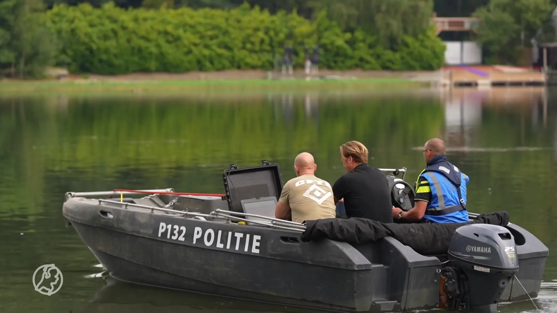 Duikers van de politie zoeken naar vermiste man in zwemplas Eindhoven
