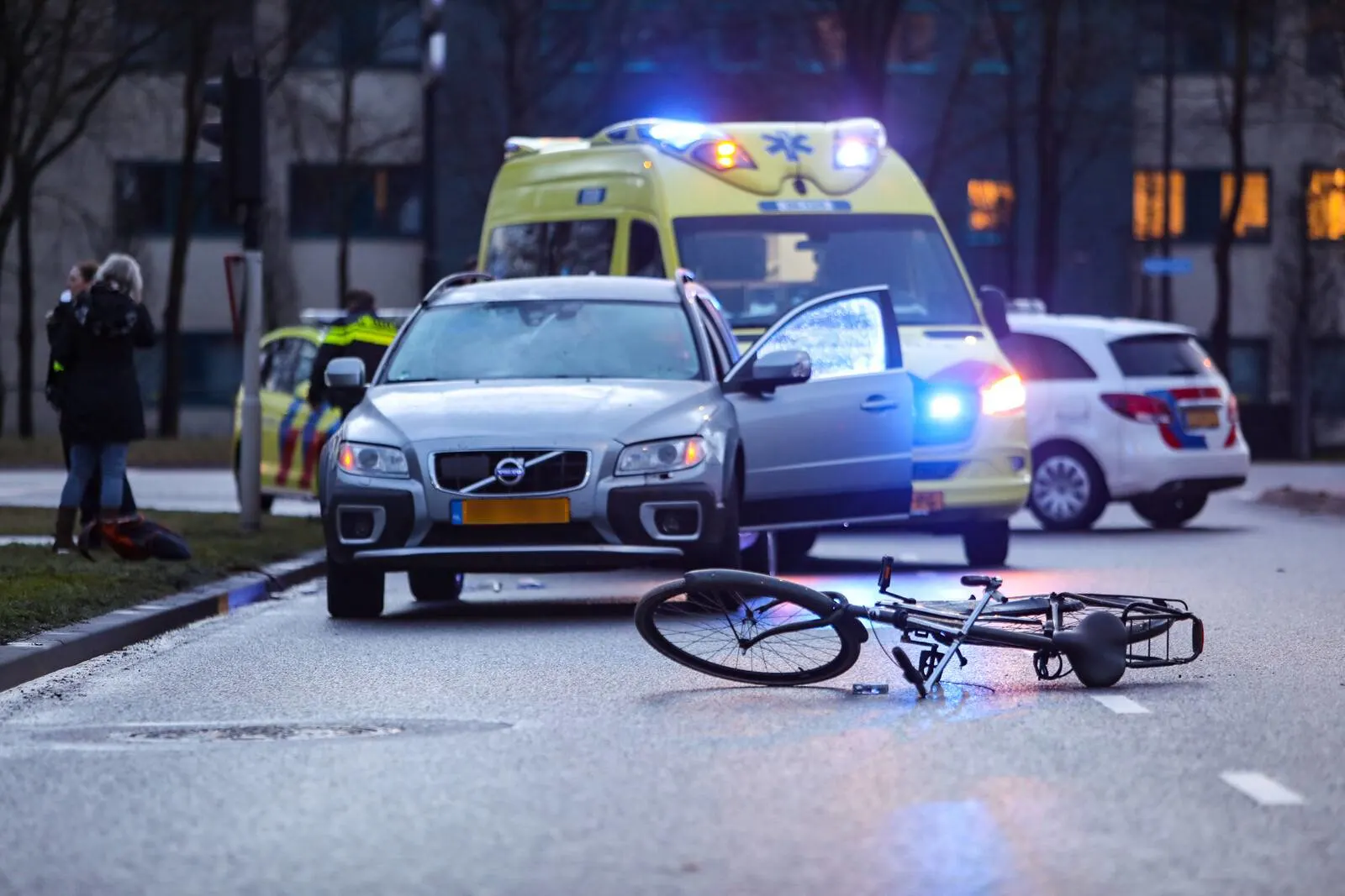 'Fietser vliegt meters door de lucht na aanrijding in Apeldoorn'
