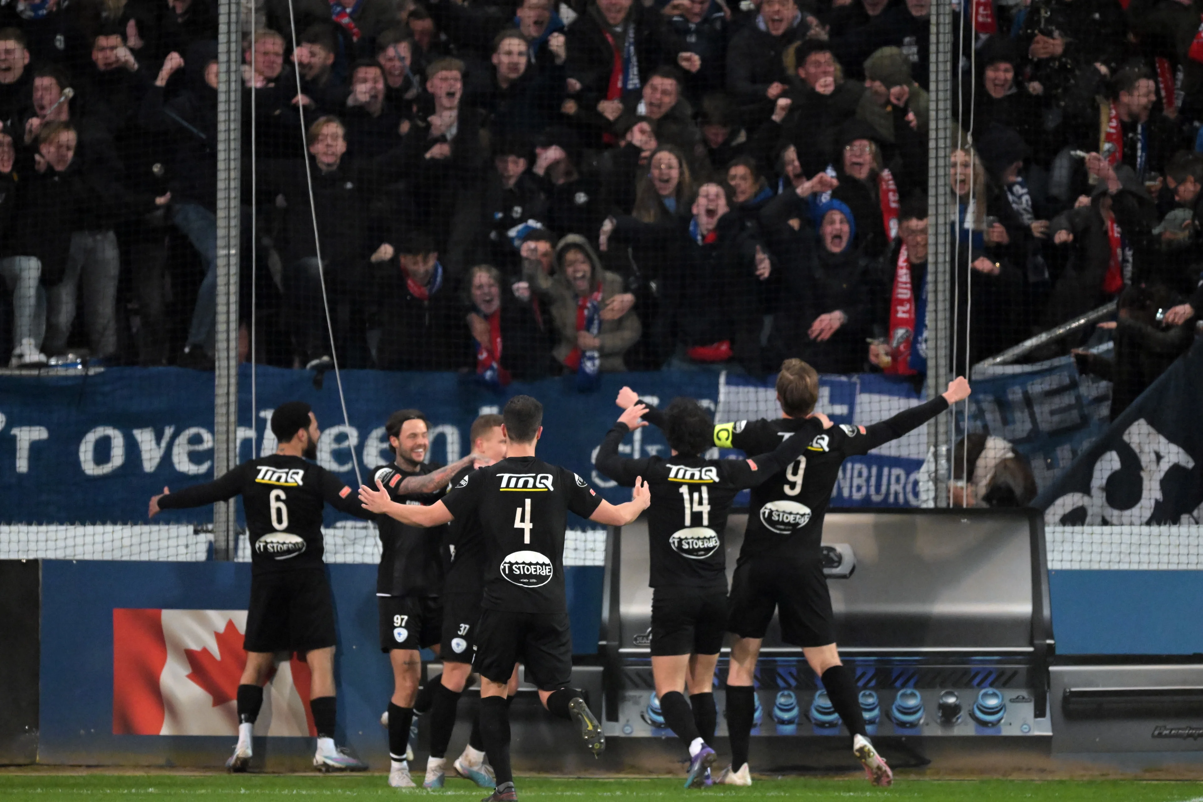 Harde kern FC Utrecht heel boos om blamage tegen Spakenburg: 'Tijd voor een signaal'