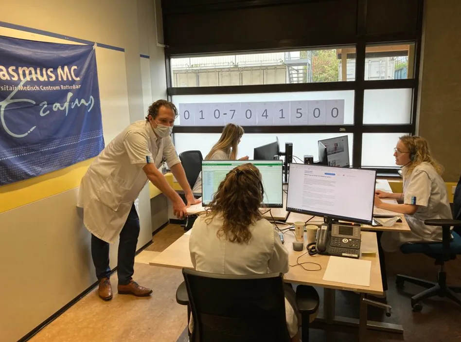 Twee op de drie vragen bij twijfeltelefoon draaien om de boosterprik