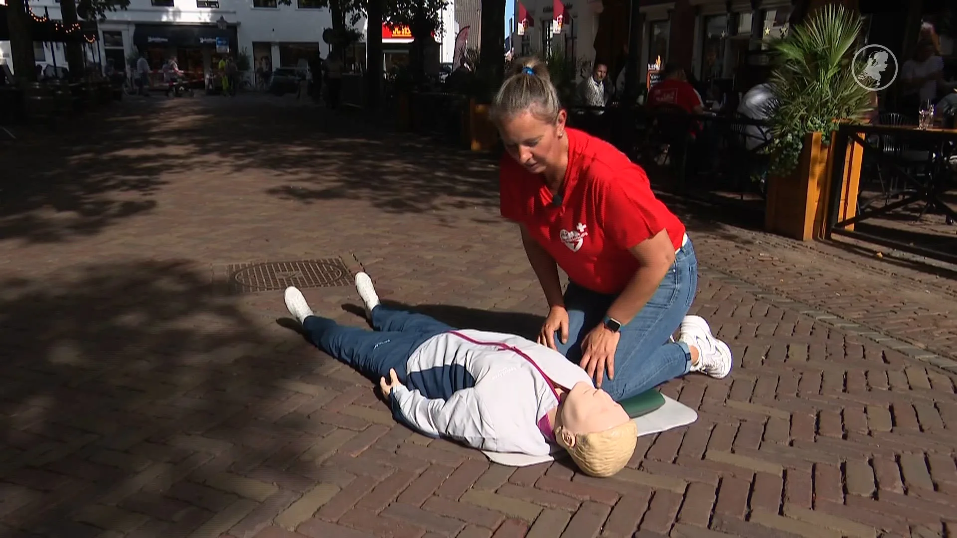 Honderden kinderen leren tegelijkertijd reanimeren: zo red je iemands leven