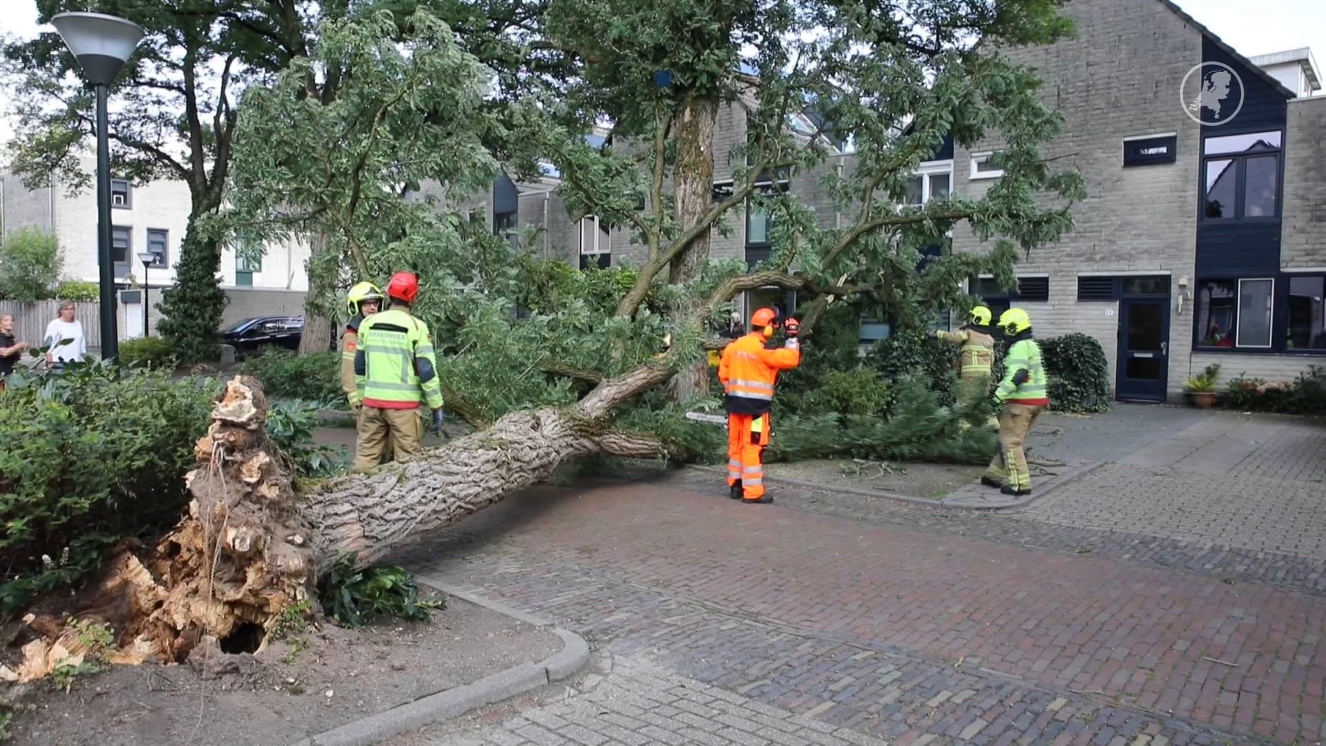 Stormachtig weer in Nederland: veel meldingen bij veiligheidsregio's