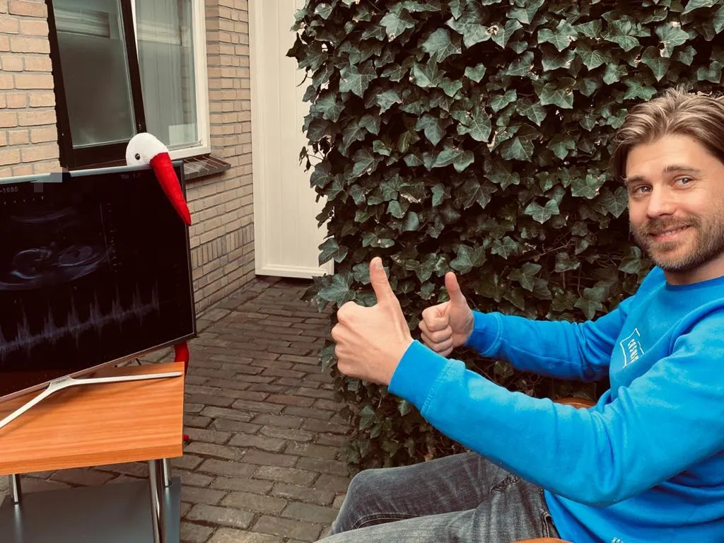 Slimme verloskundigenpraktijk laat aanstaande vaders tóch meekijken met echo ondanks corona
