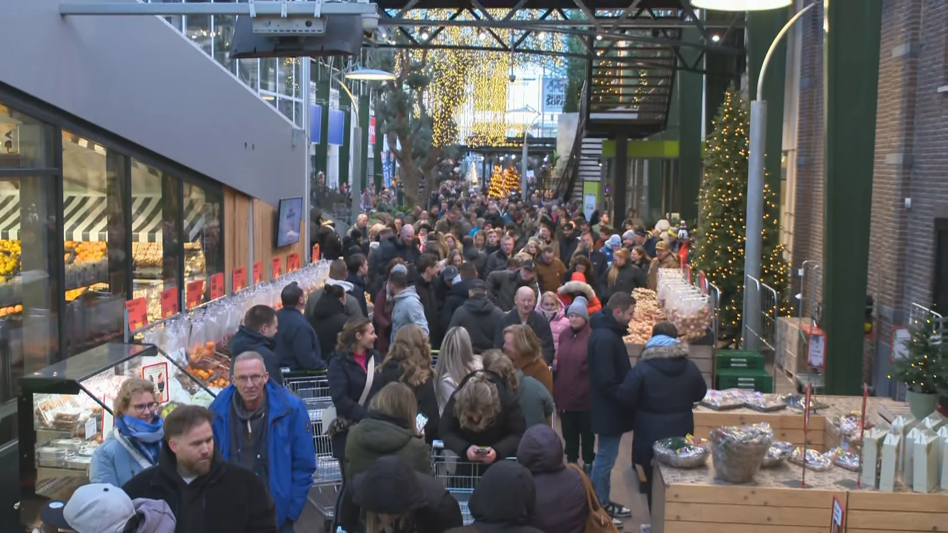 Grote drukte bij kerstuitverkoop: koopjesjagers al vroeg in de rij