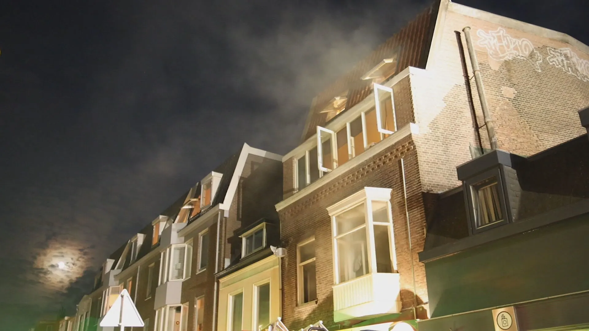 Vrouw en kind uit dakgoot gered bij woningbrand Haarlem