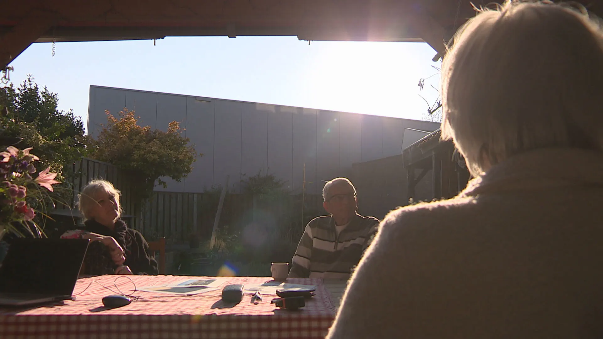 Buurtbewoners uit Tilburg kijken ineens tegen metershoge grijze muur aan: 'Altijd slecht weer als ik naar buiten kijk' 