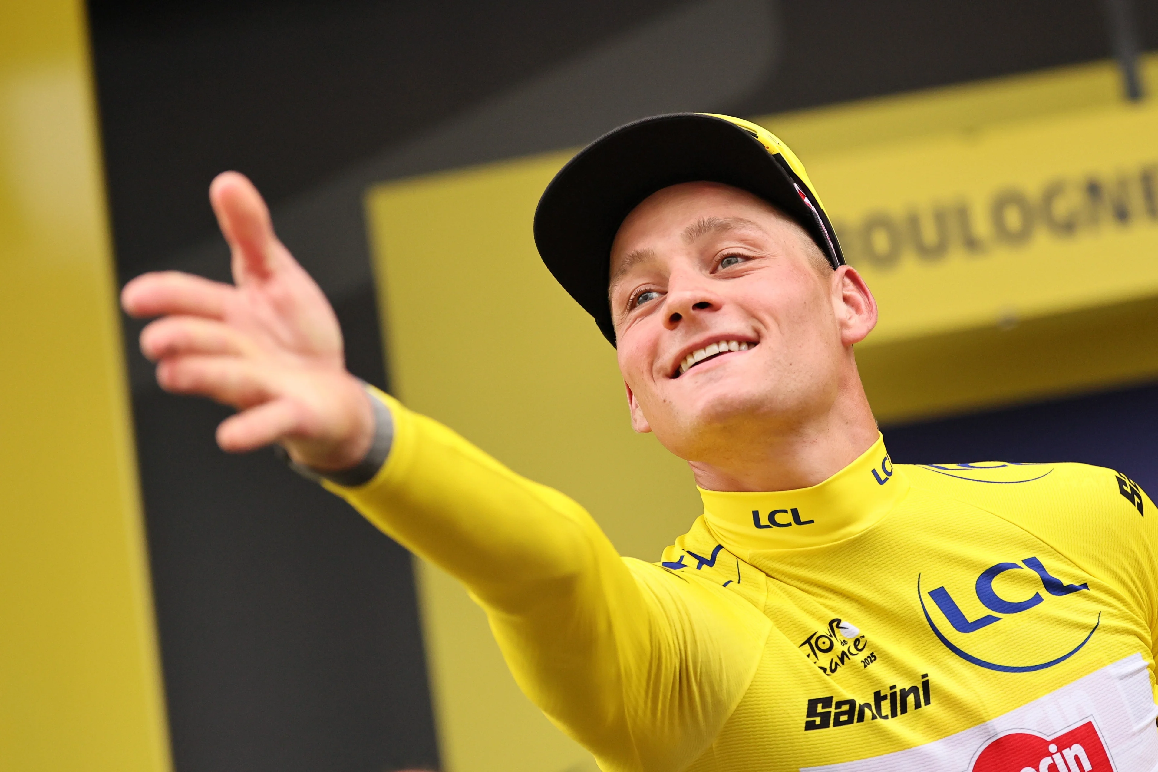 Van der Poel herovert gele trui na zenuwslopend secondenspel