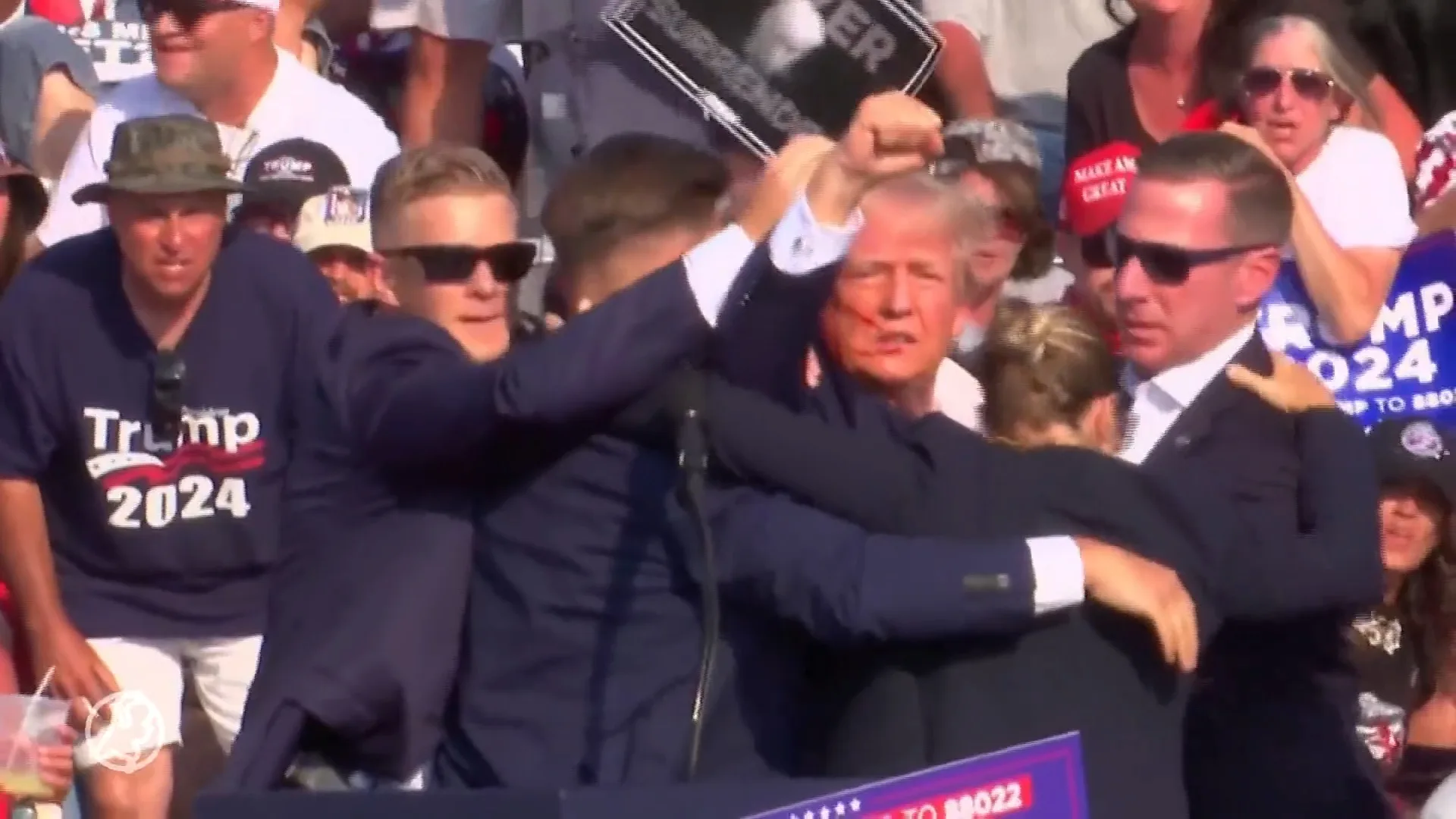 Donald Trump raakt gewond aan oor bij moordaanslag