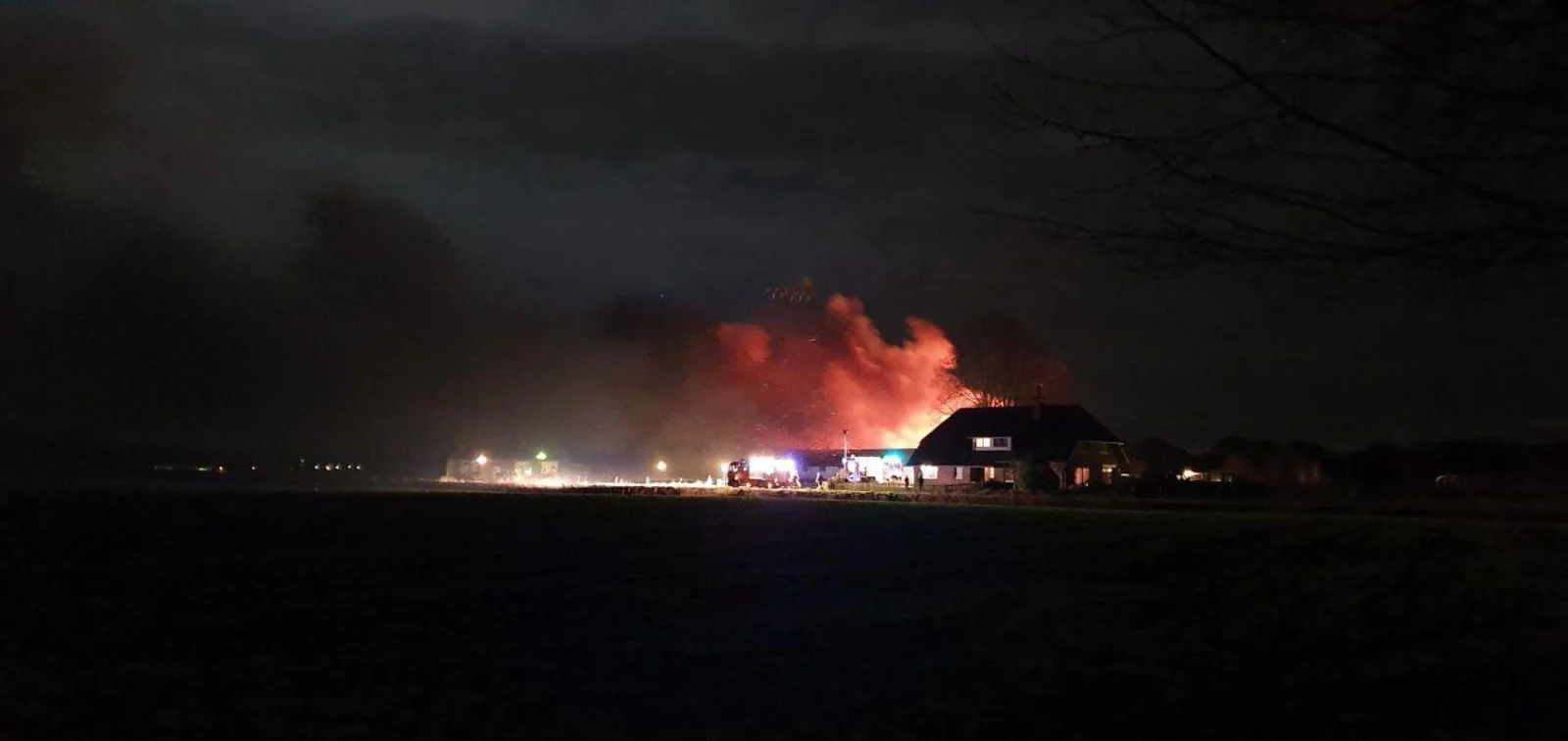 Brand verwoest grote schuur in Ambt Delden