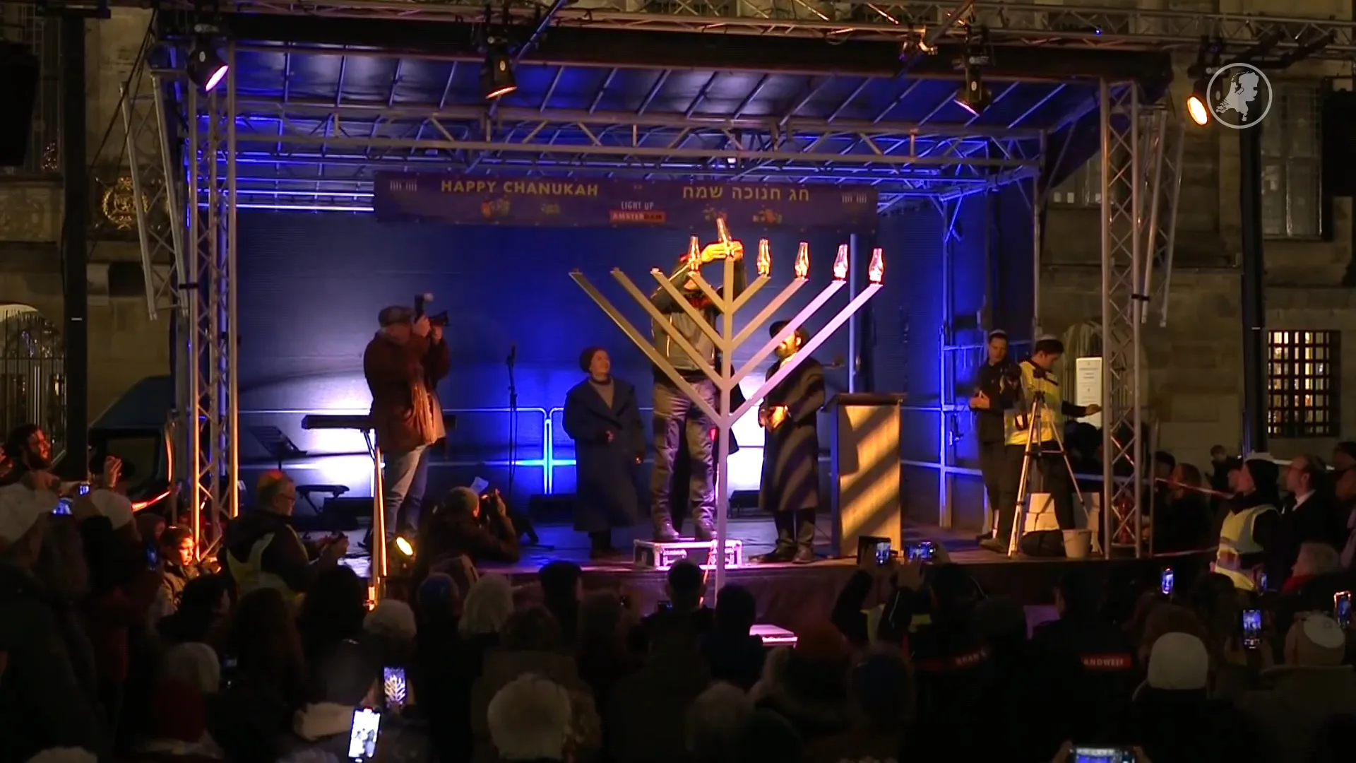 Honderden mensen vieren Chanoeka op de Dam: 'Juist dit jaar is dit belangrijk'