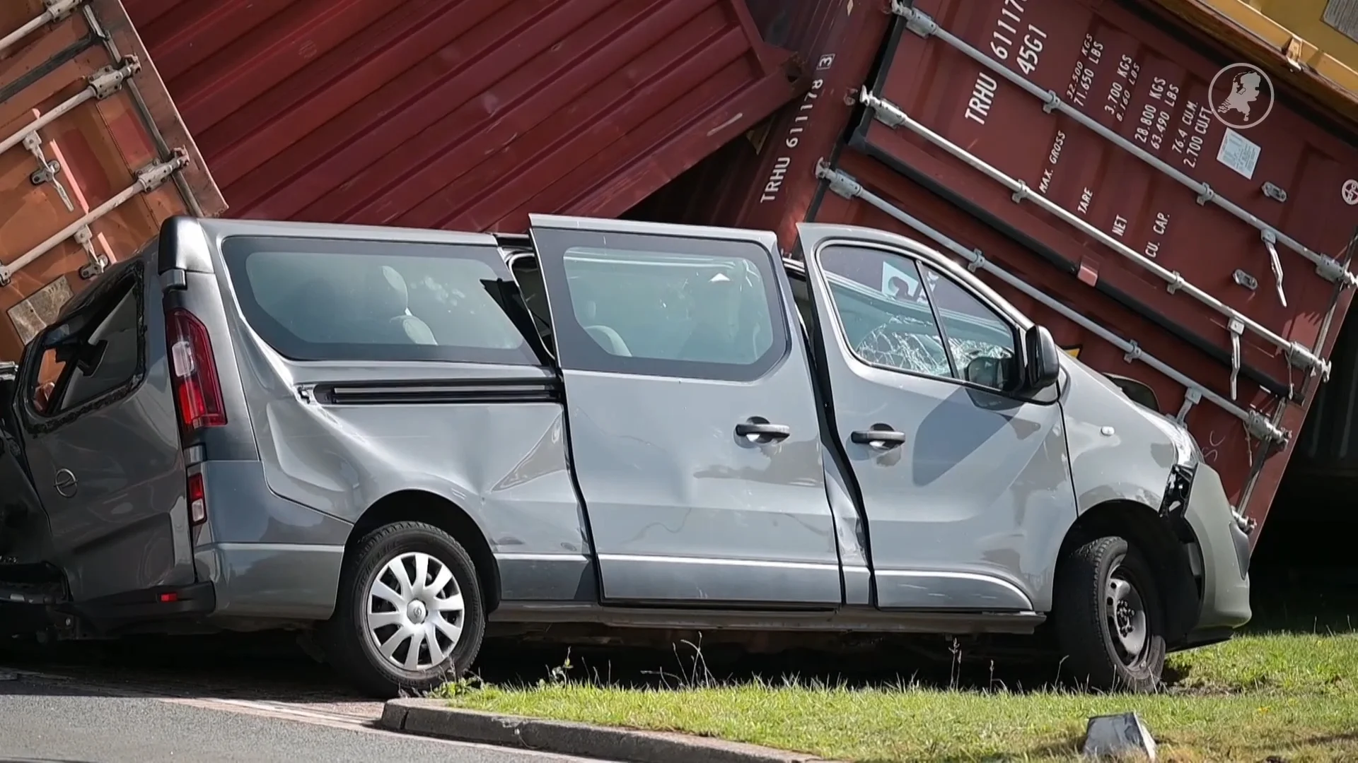 Domino-effect bij Rotterdamse haven: containers vernielen voertuigen