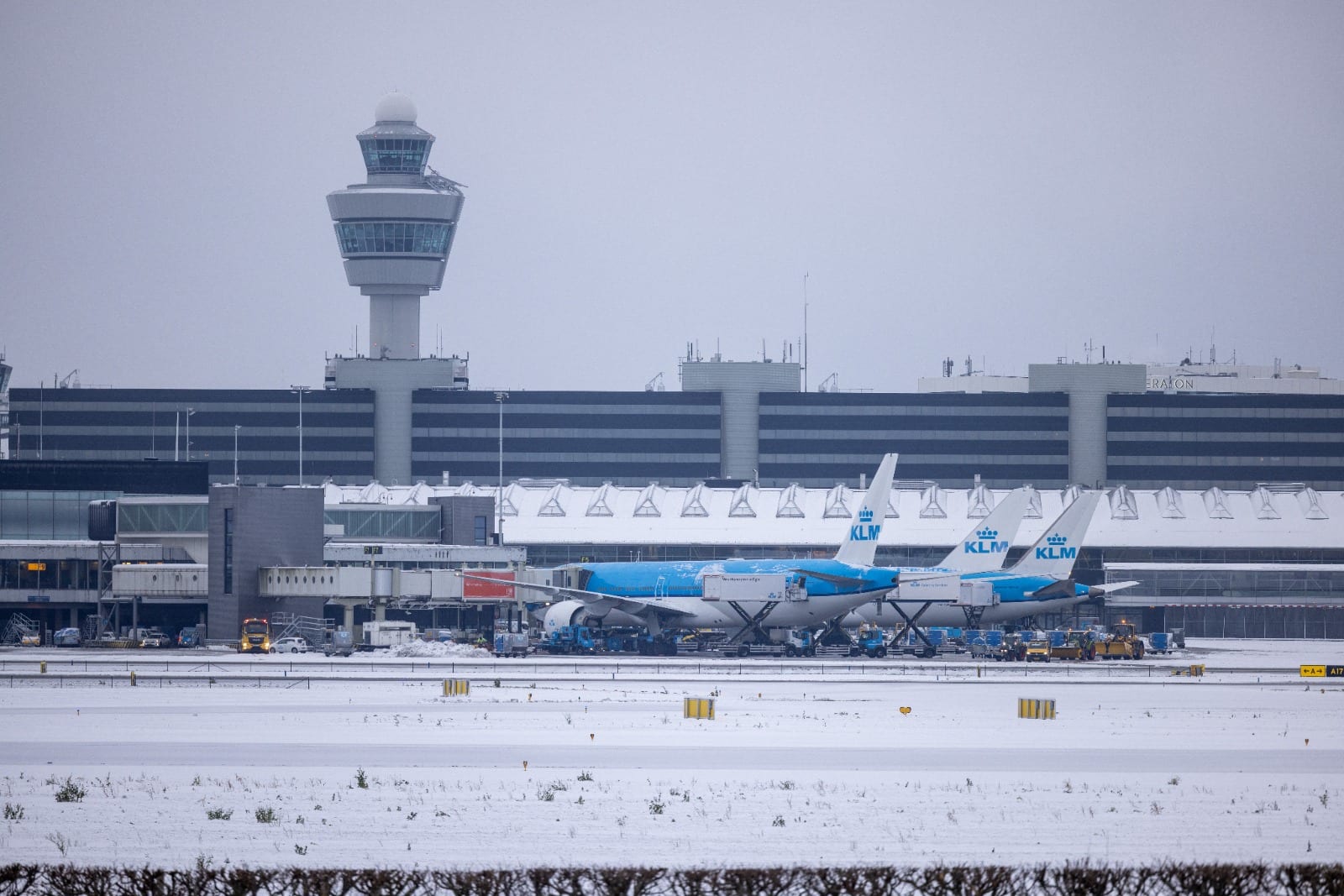 Schiphol waarschuwt: mogelijk vertragingen en annuleringen om winters weer
