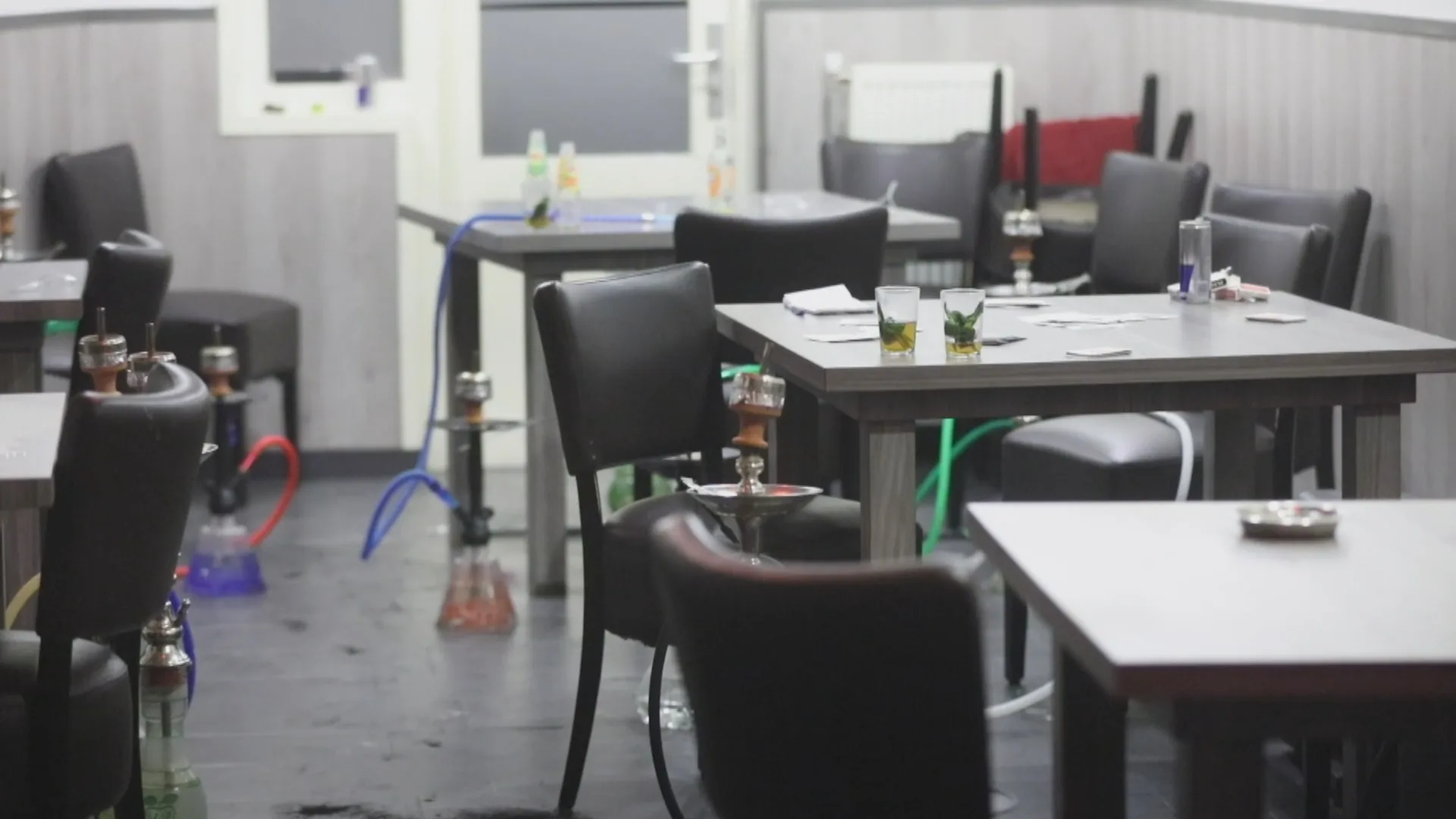 Politie valt shishalounge Den Haag binnen, bezoekers krijgen forse coronaboete