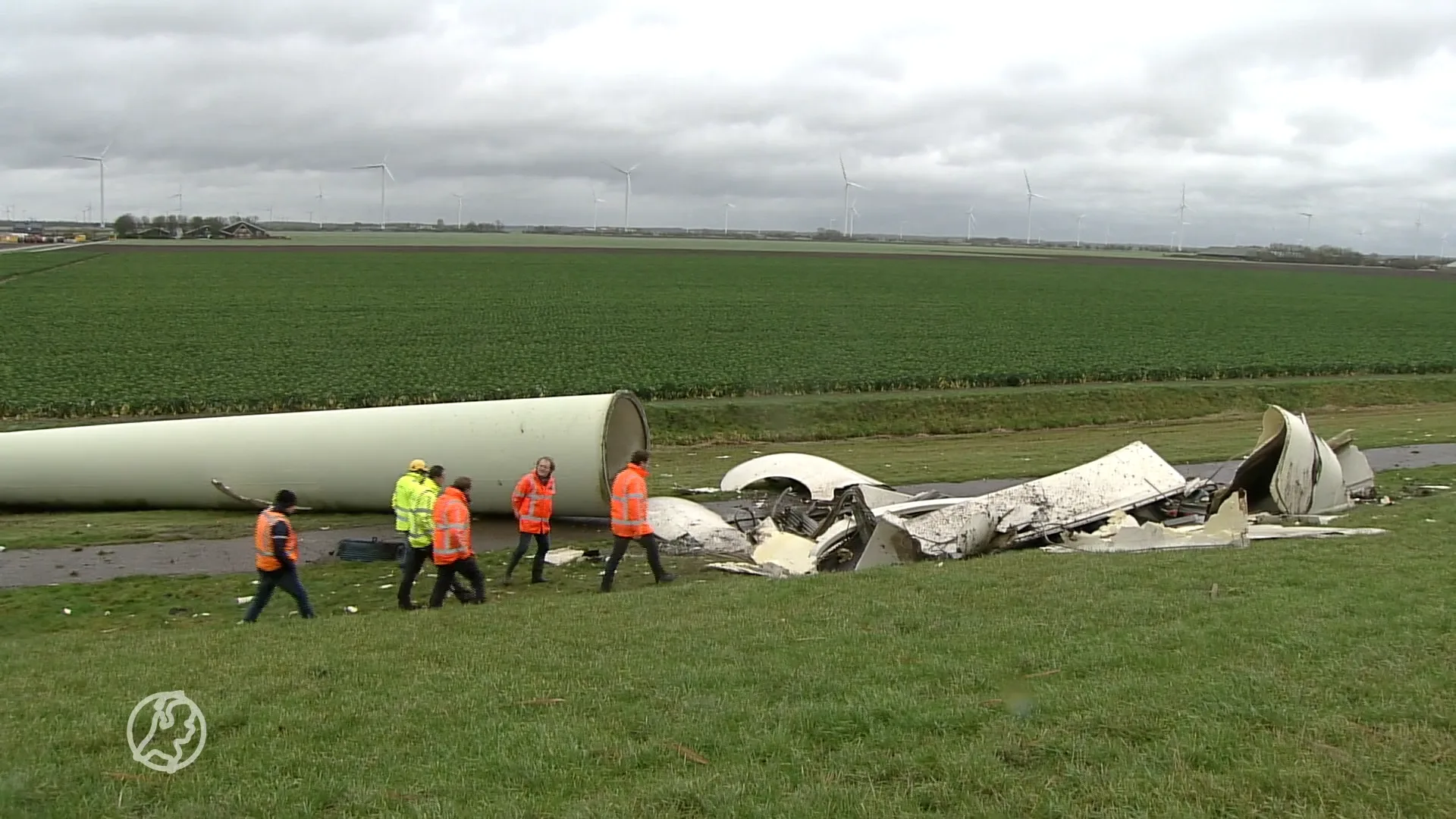 Opruimen afgebroken windmolen in Zeewolde is begonnen