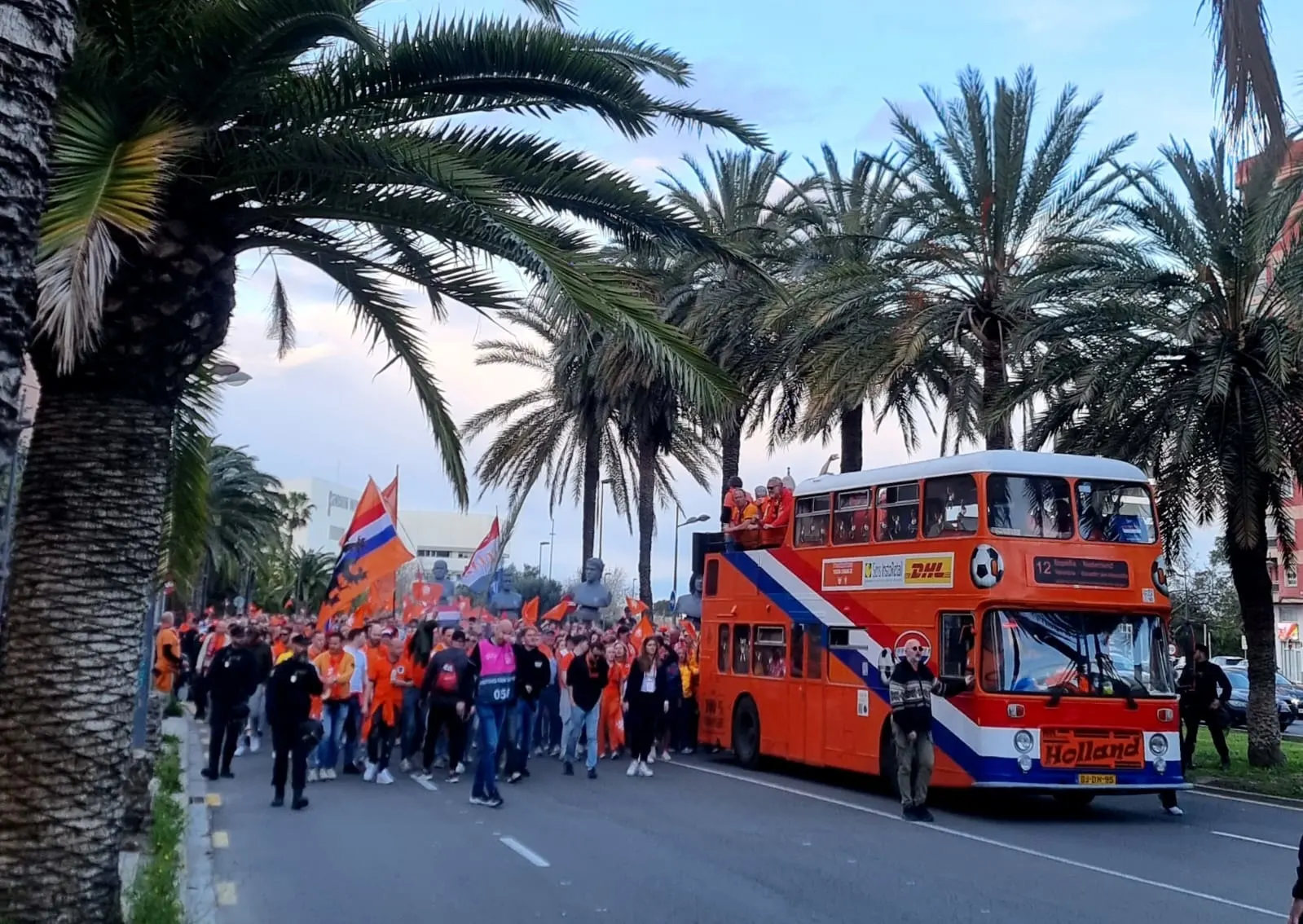 Oranjesupporters zetten Spaanse Valencia op z'n kop
