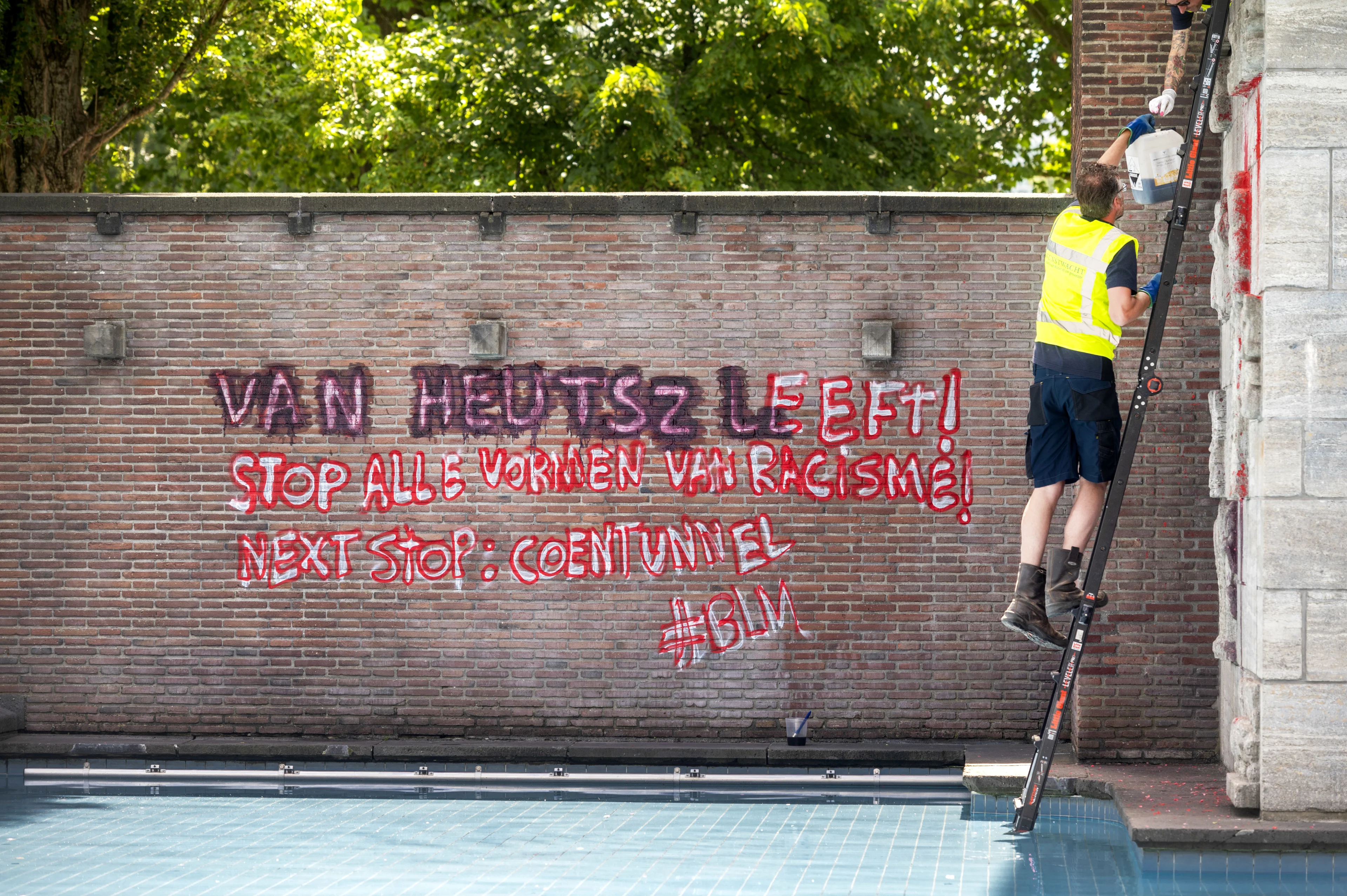 Opnieuw monument in Amsterdam beklad met rode verf, 'next stop: Coentunnel'