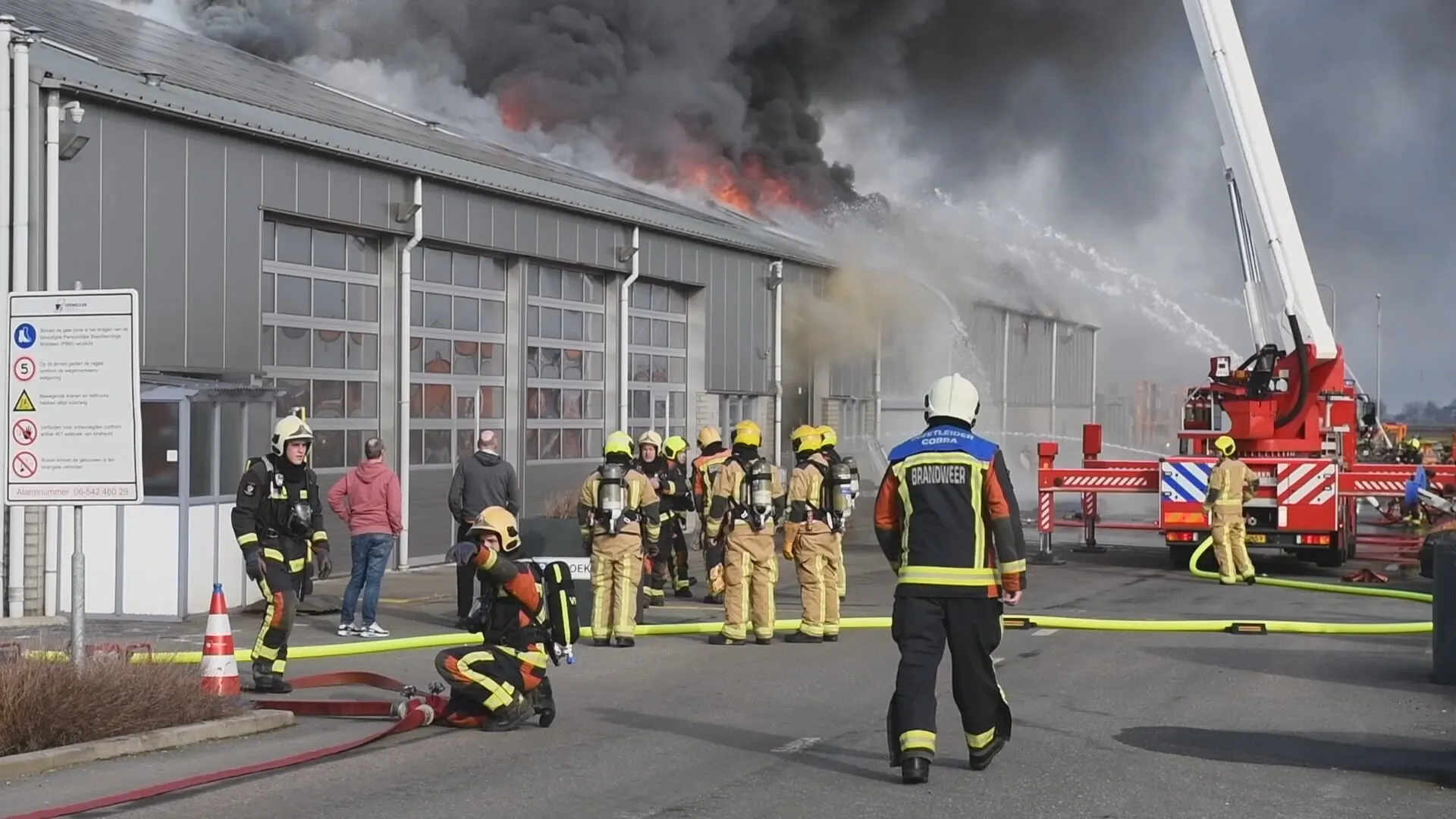 Brandweer rukt uit voor grote brand in loods Hazerswoude-Dorp