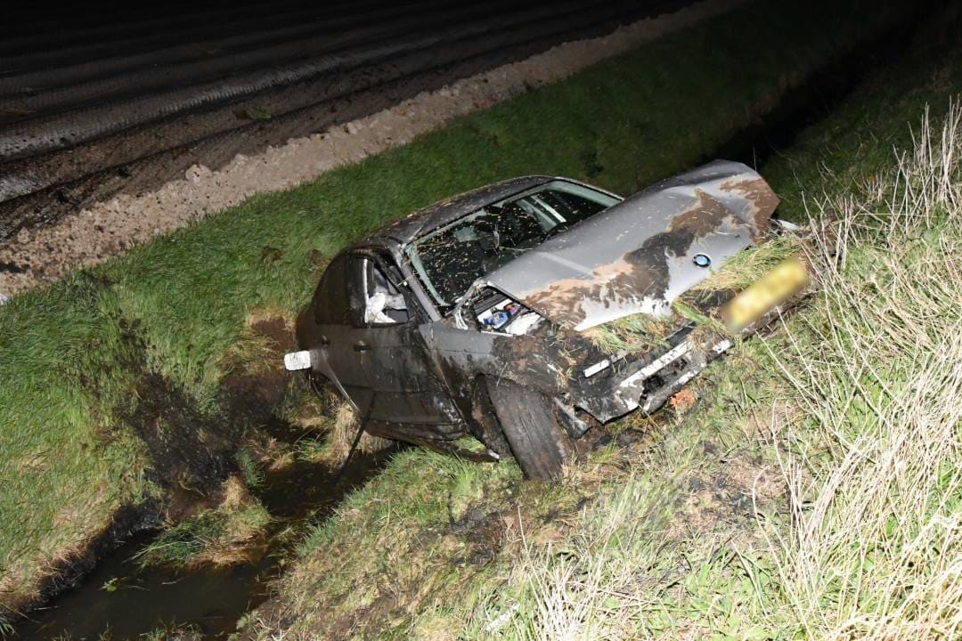 Auto in de sloot in Poortvliet, vier jongeren raken gewond