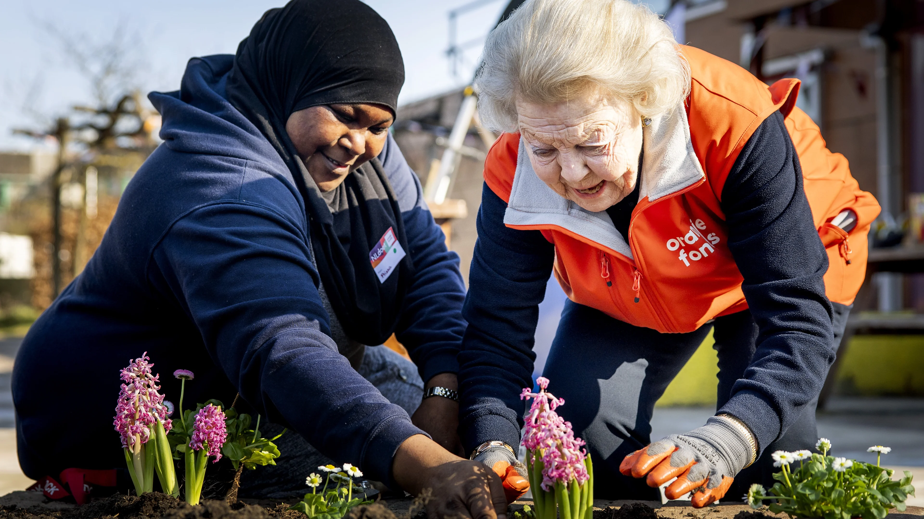 ZIEN: Prinses Beatrix doet klusjes voor NLdoet in Utrecht