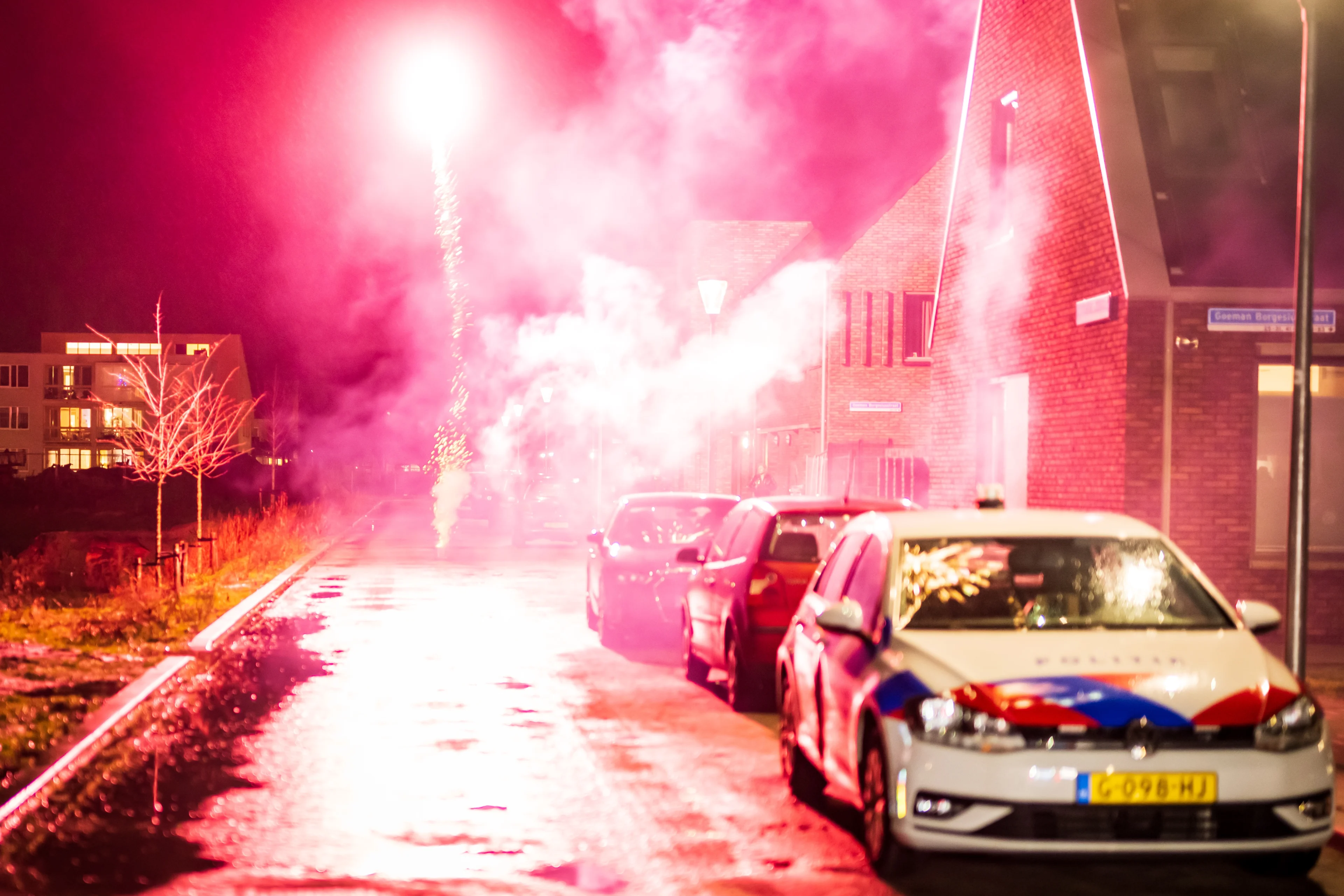 Veertig mensen belagen politie met vuurwerk in Friese Ferwert, ME ingezet
